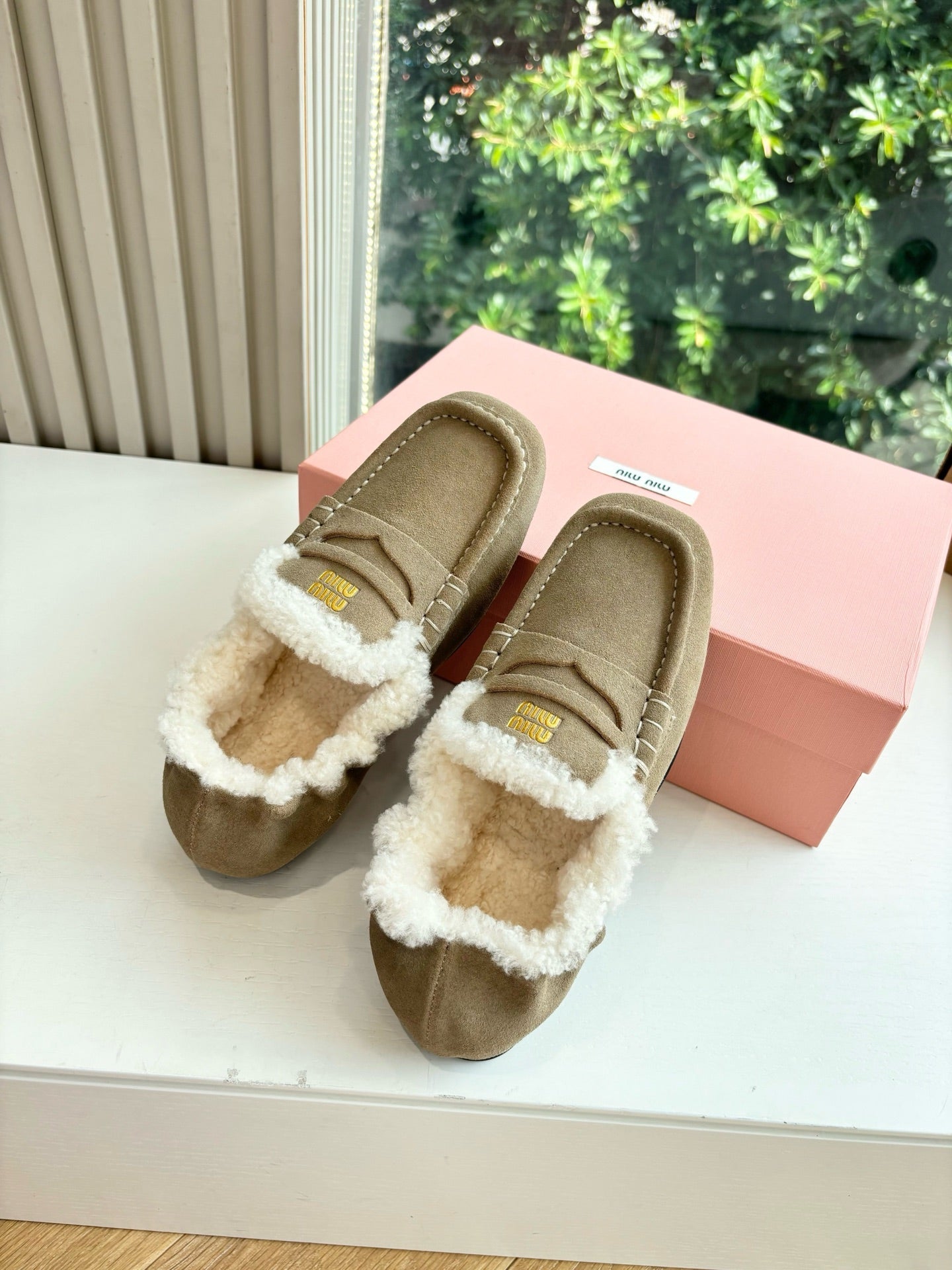 Miu 26s Ruches Loafers Taupe Suede Shearling 994144