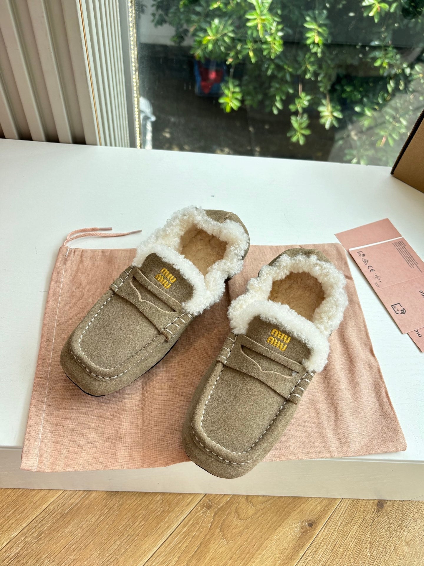 Miu 26s Ruches Loafers Taupe Suede Shearling 994144