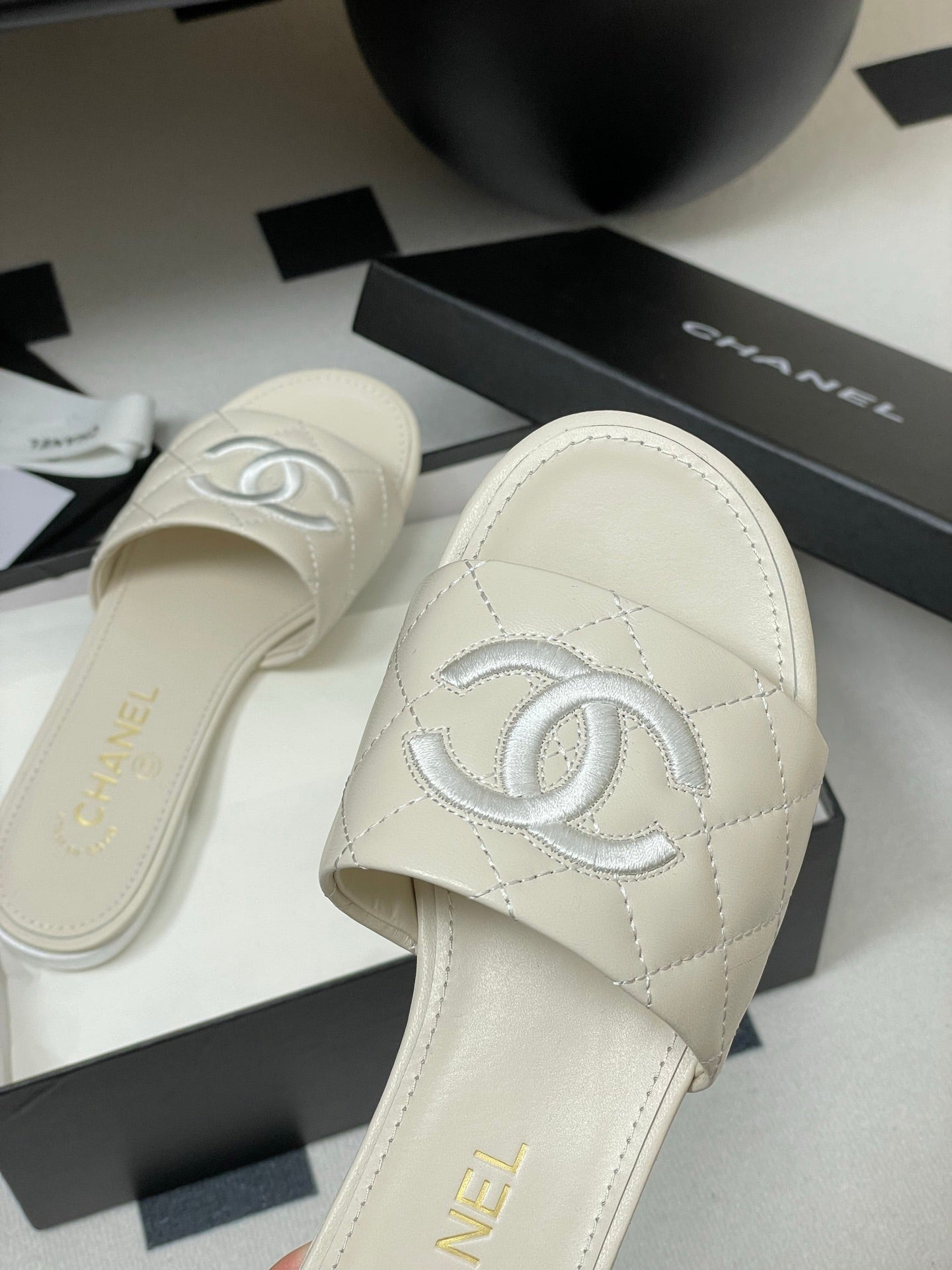 25S Embroidery Double C Mule 15mm White Lambskin 247583