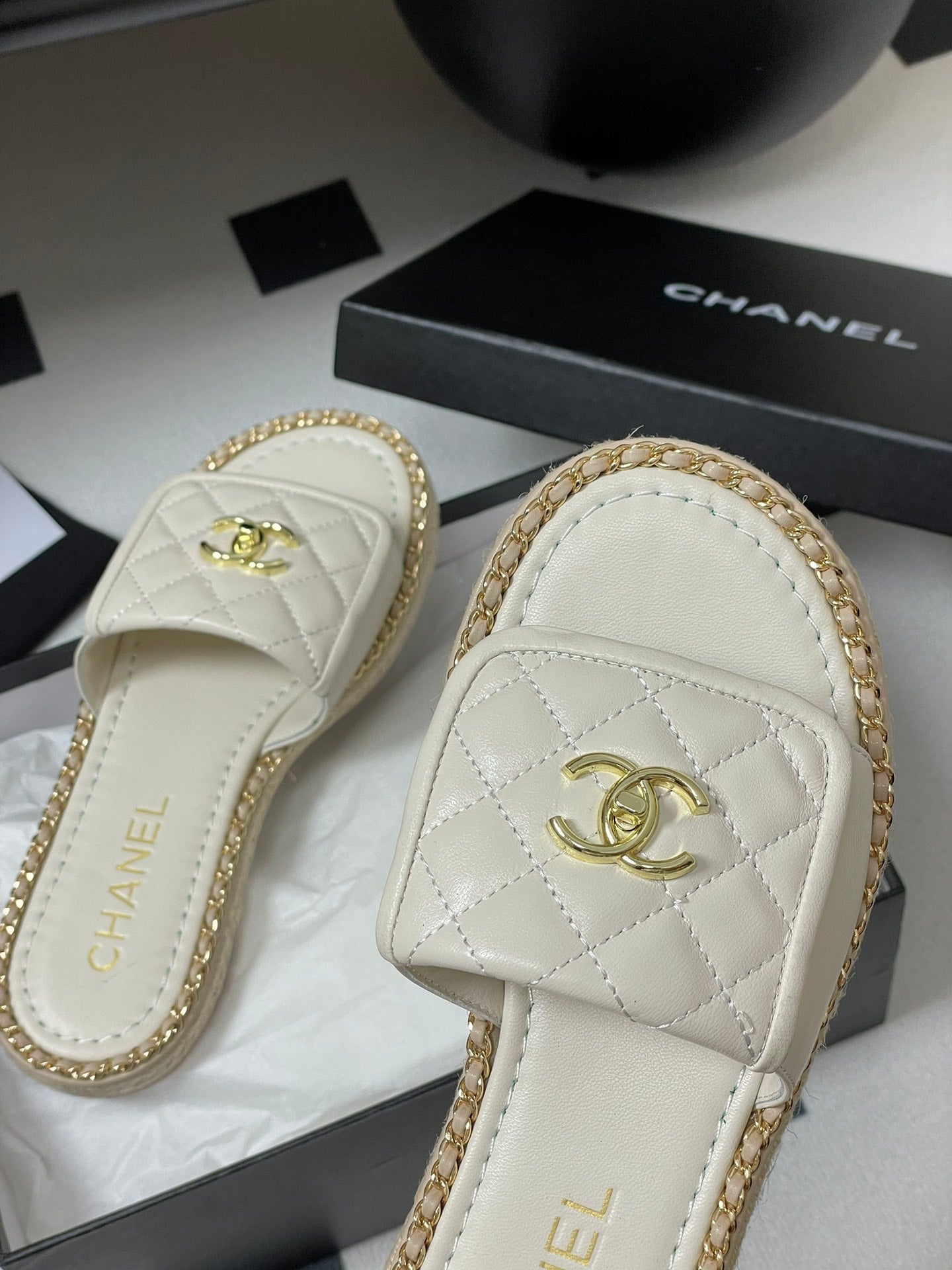 CC 25S Chain Ring Edge Buckle Bag Mule Sandal White Sheepskin 247587