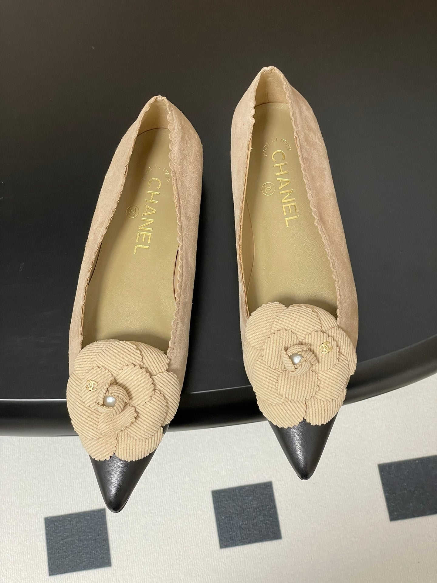 CC 25C Classic Camellia Pointed High Heels Flat 15mm Beige Suede 247608