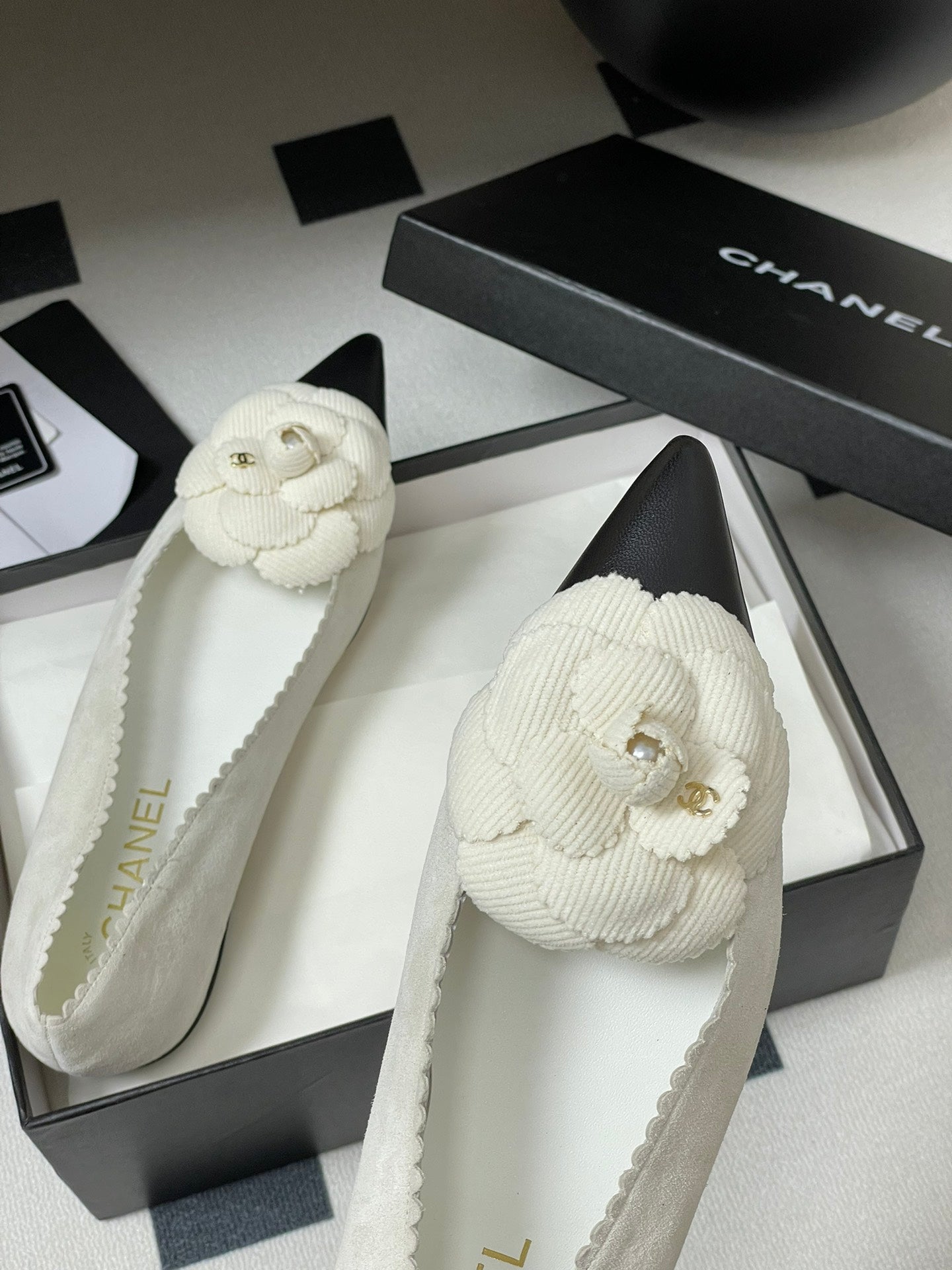 CC 25C Classic Camellia Pointed High Heels Flat 15mm White Suede 247609