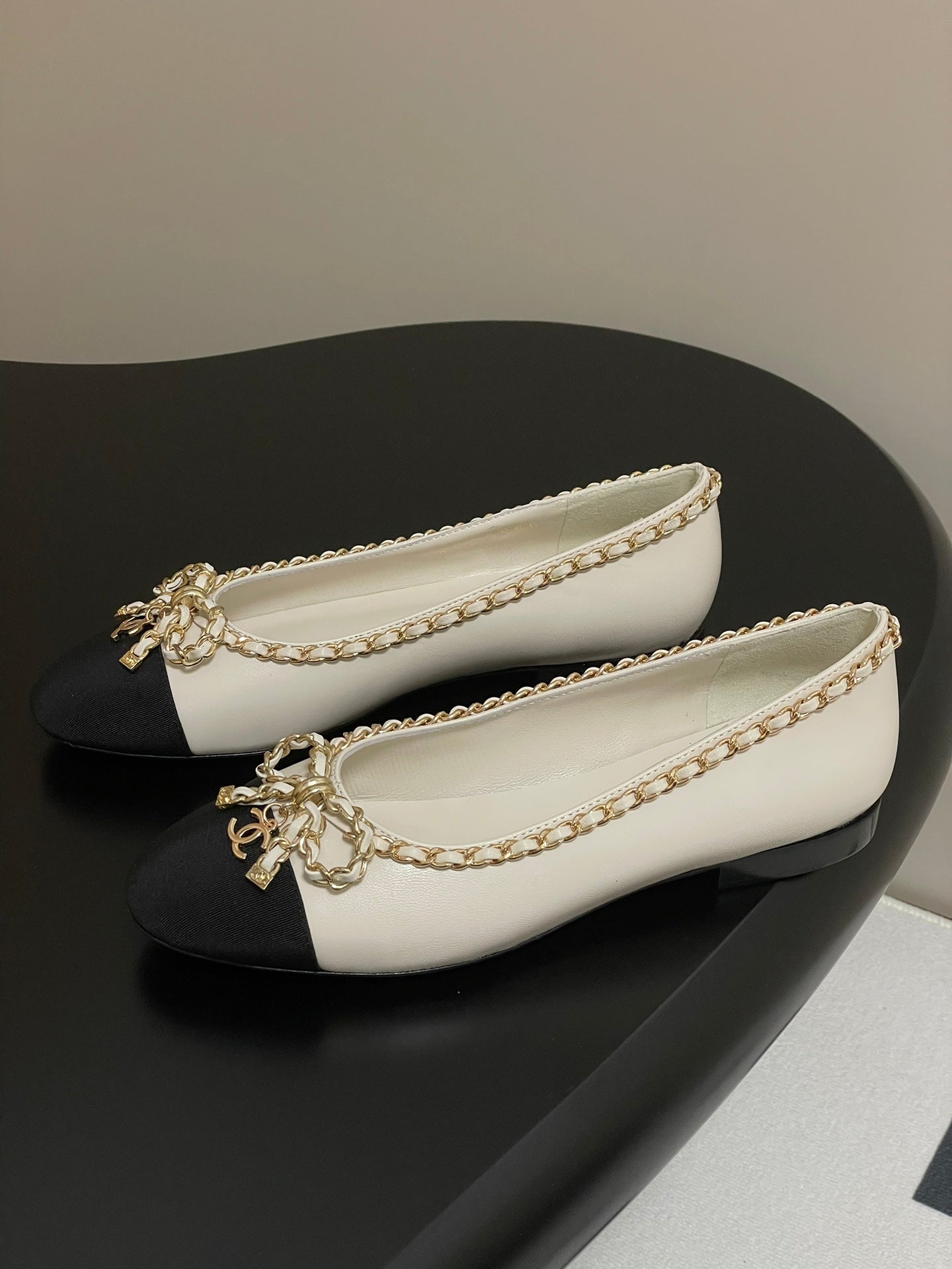 CC 25S 20mm Chain Bow Single Flat White Sheepskin Black Grosgrain 247655