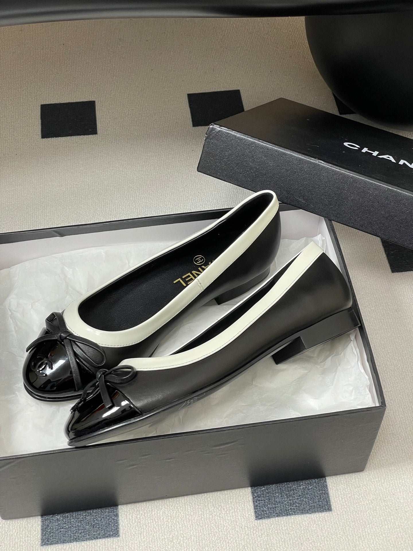 CC 25A Small Bow Ballet Flats Black Mix White Sheepskin 393967
