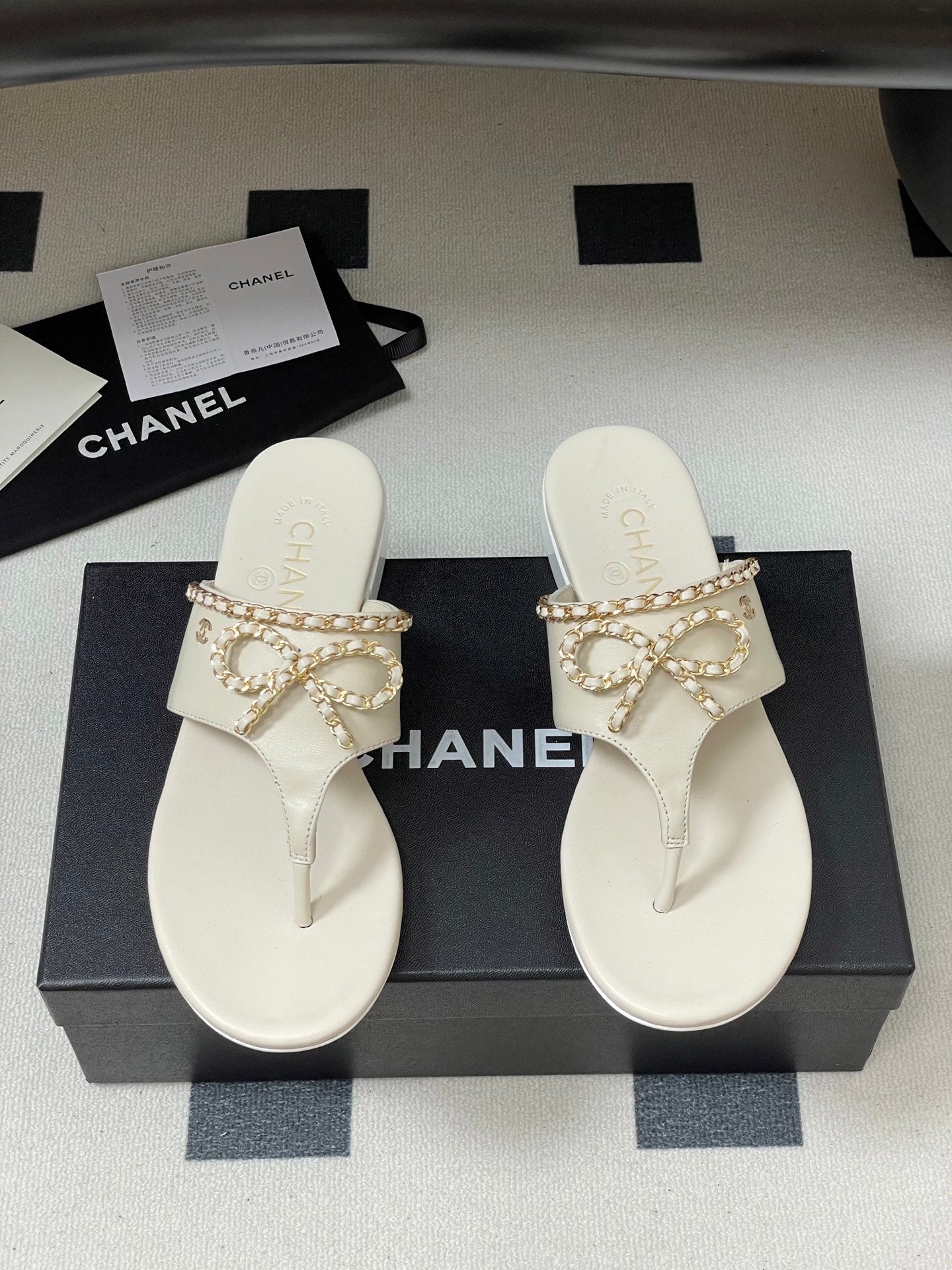 CC 25B Chain Bow Flip-flops Ivory Sheepskin 393986