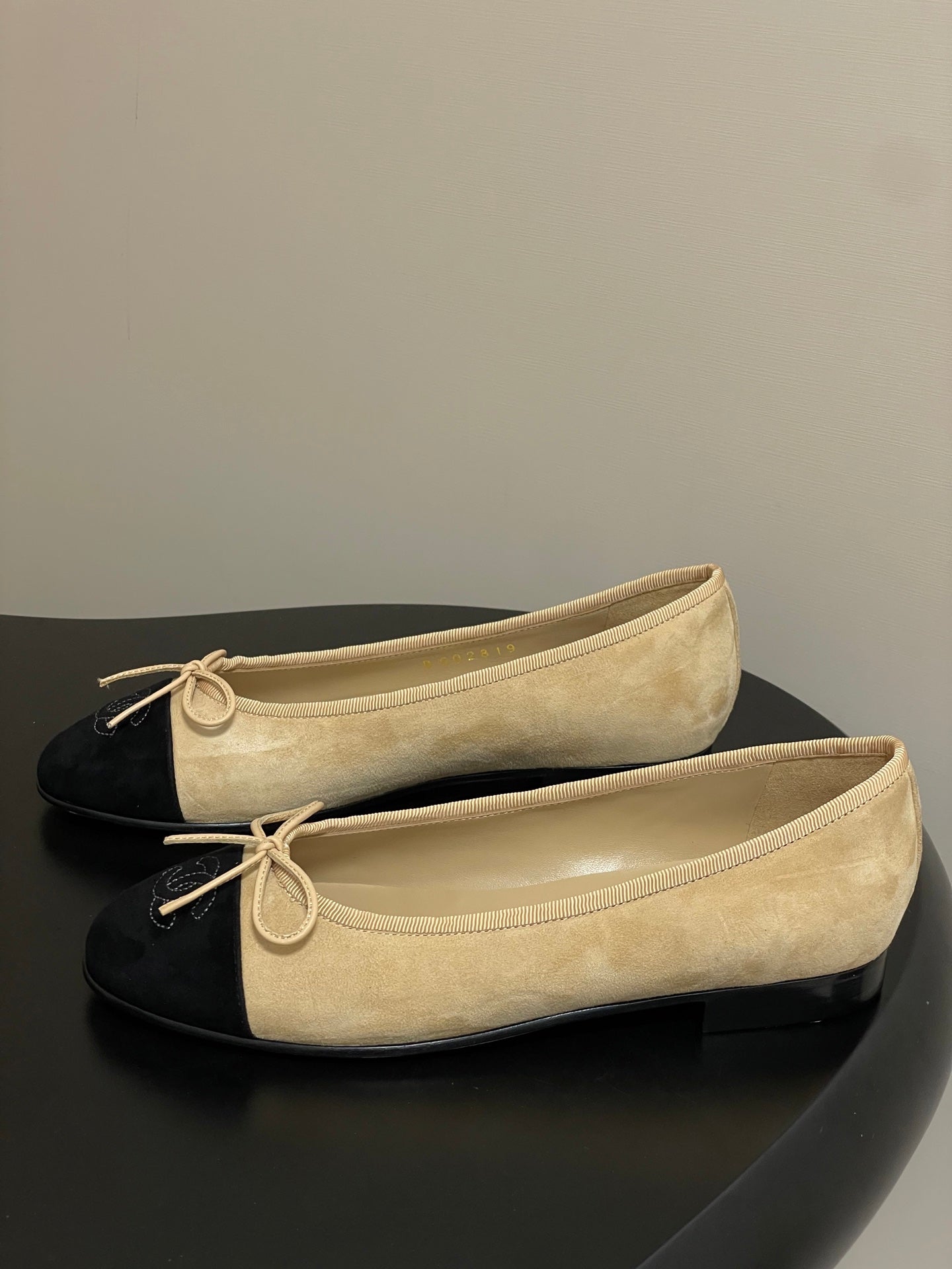 CC 25 Ballet Flat Beige Black Suede 393999
