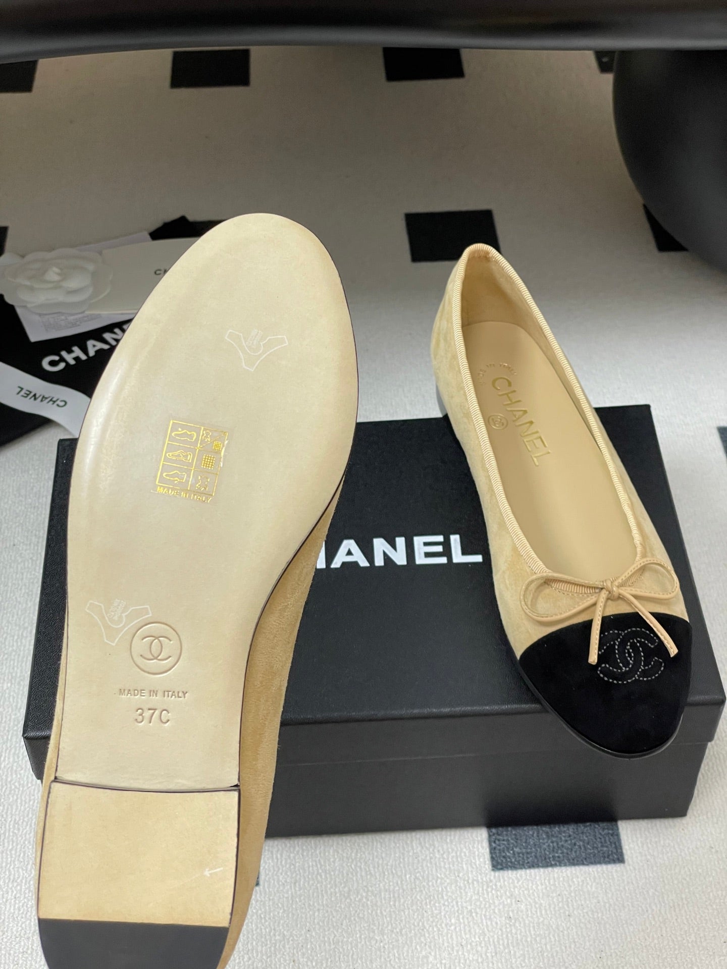 CC 25 Ballet Flat Beige Black Suede 393999
