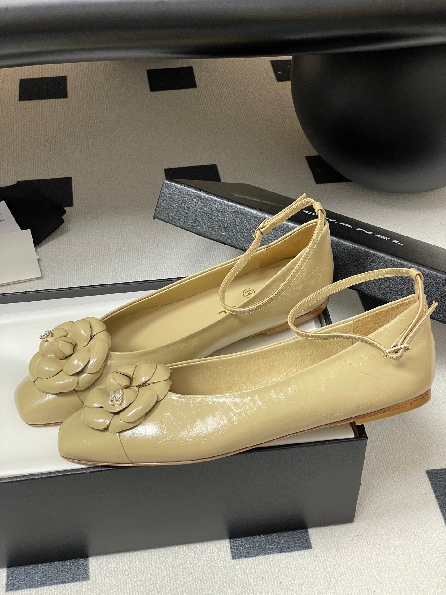 CC 25s Métiers d’art Ballet flats 10mm Beige Cowhide 413307