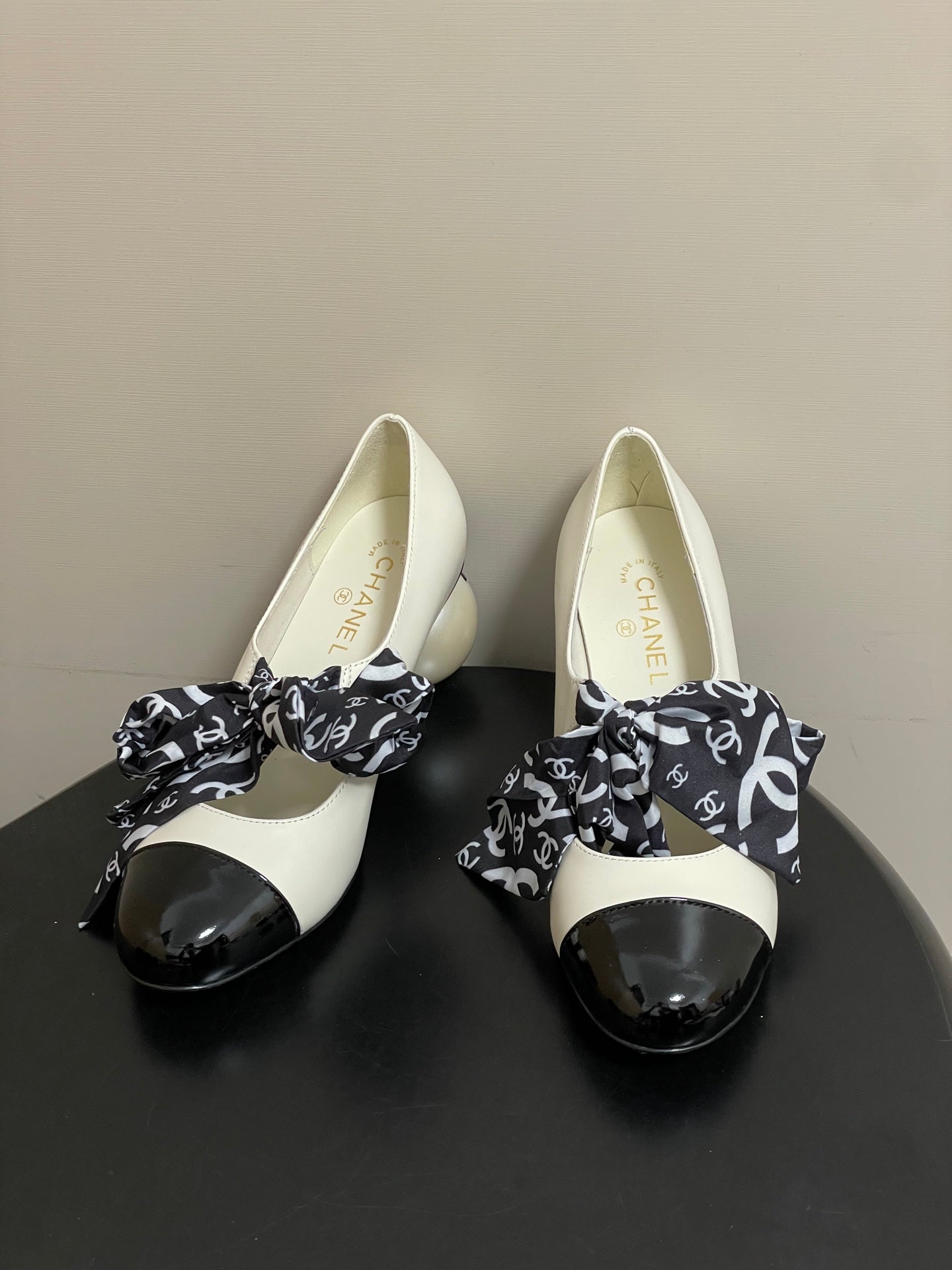 CC 26 Double C Pearl Heel Pump With Silk Ribbon White Black Sheepskin 593157