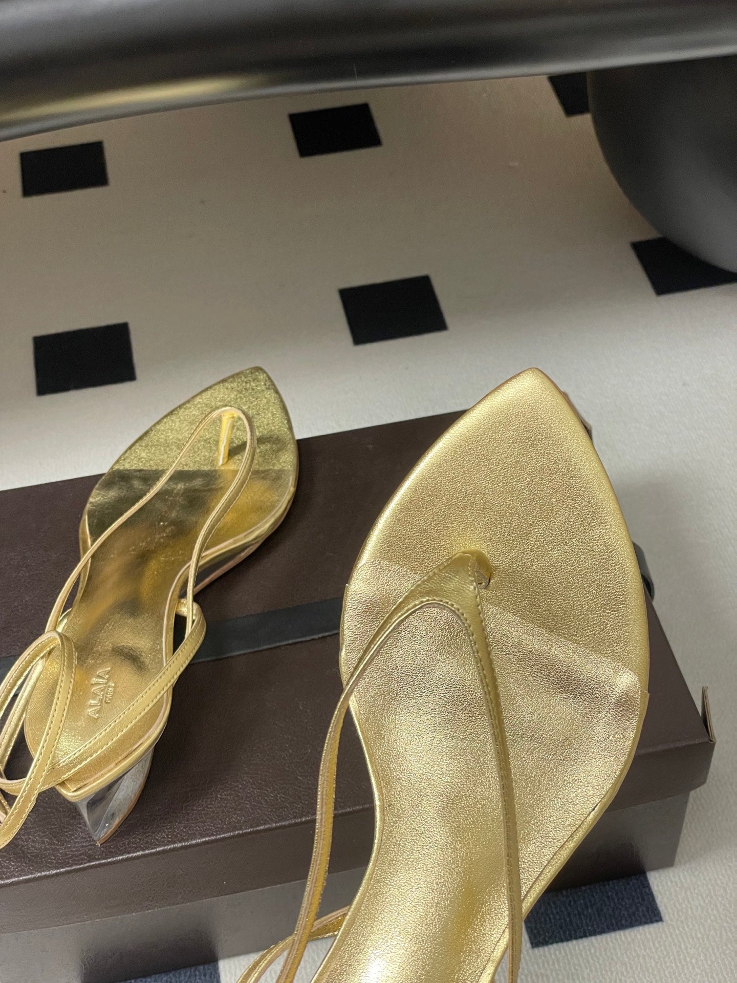 Alaia Invisible Thong Sandals 3cm Gold Patent Leather 835284