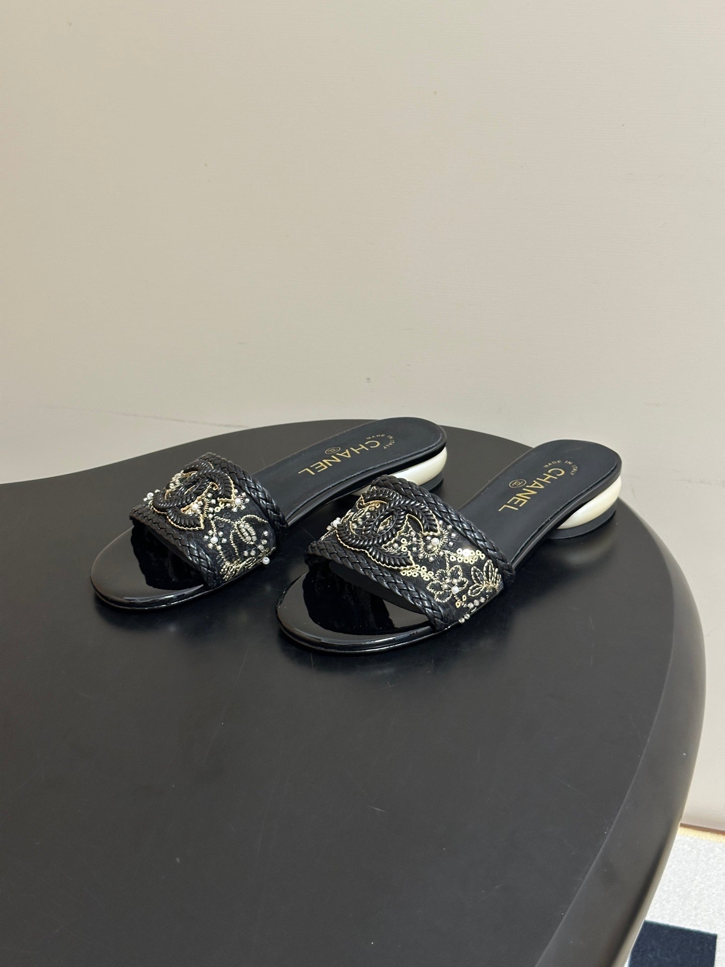 CC 26s Giant Pearl Flat Sandals Black Patent Leather Fabric 933128