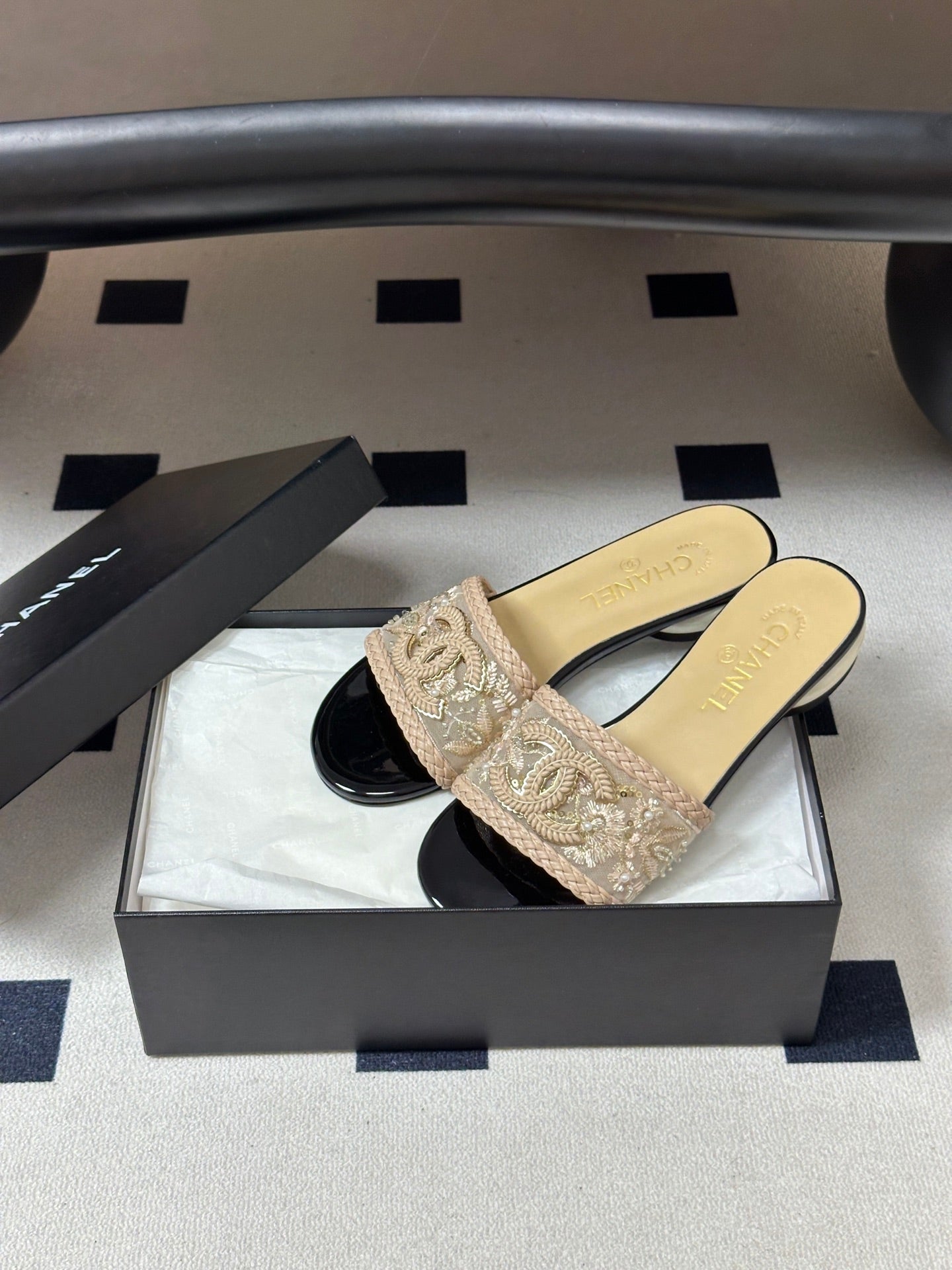 CC 26s Giant Pearl Flat Sandals Cream Beige Patent Leather Fabric 933129