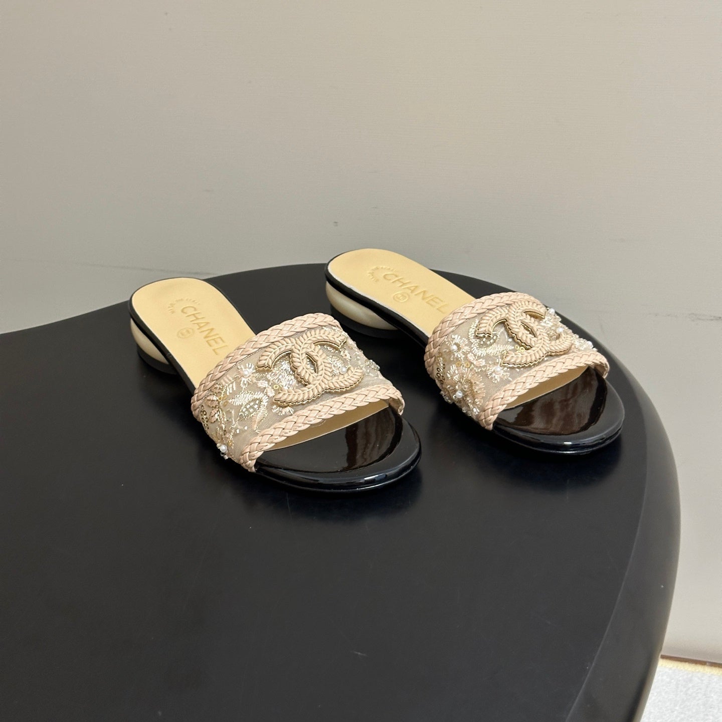 CC 26s Giant Pearl Flat Sandals Cream Beige Patent Leather Fabric 933129