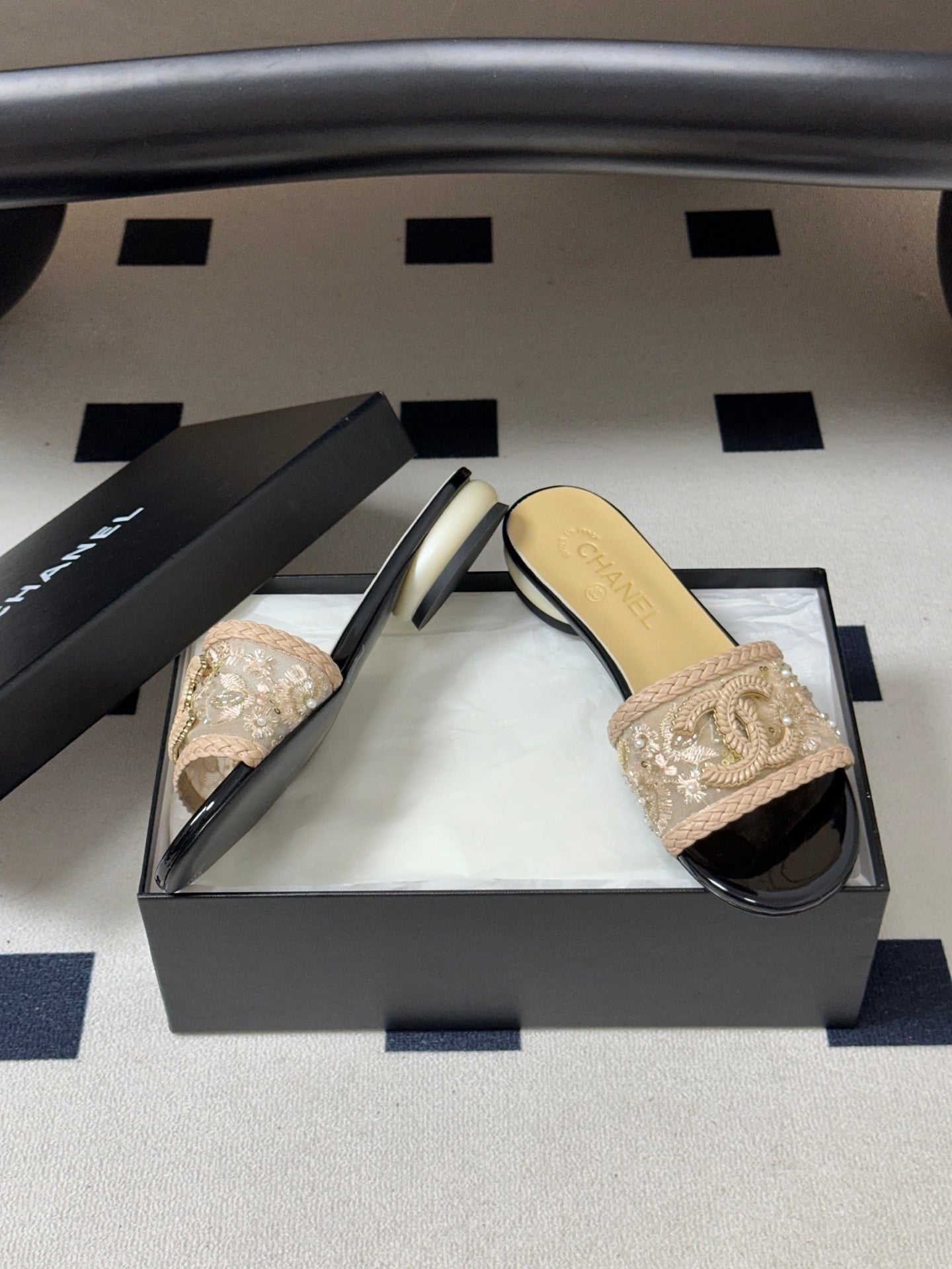 CC 26s Giant Pearl Flat Sandals Cream Beige Patent Leather Fabric 933129