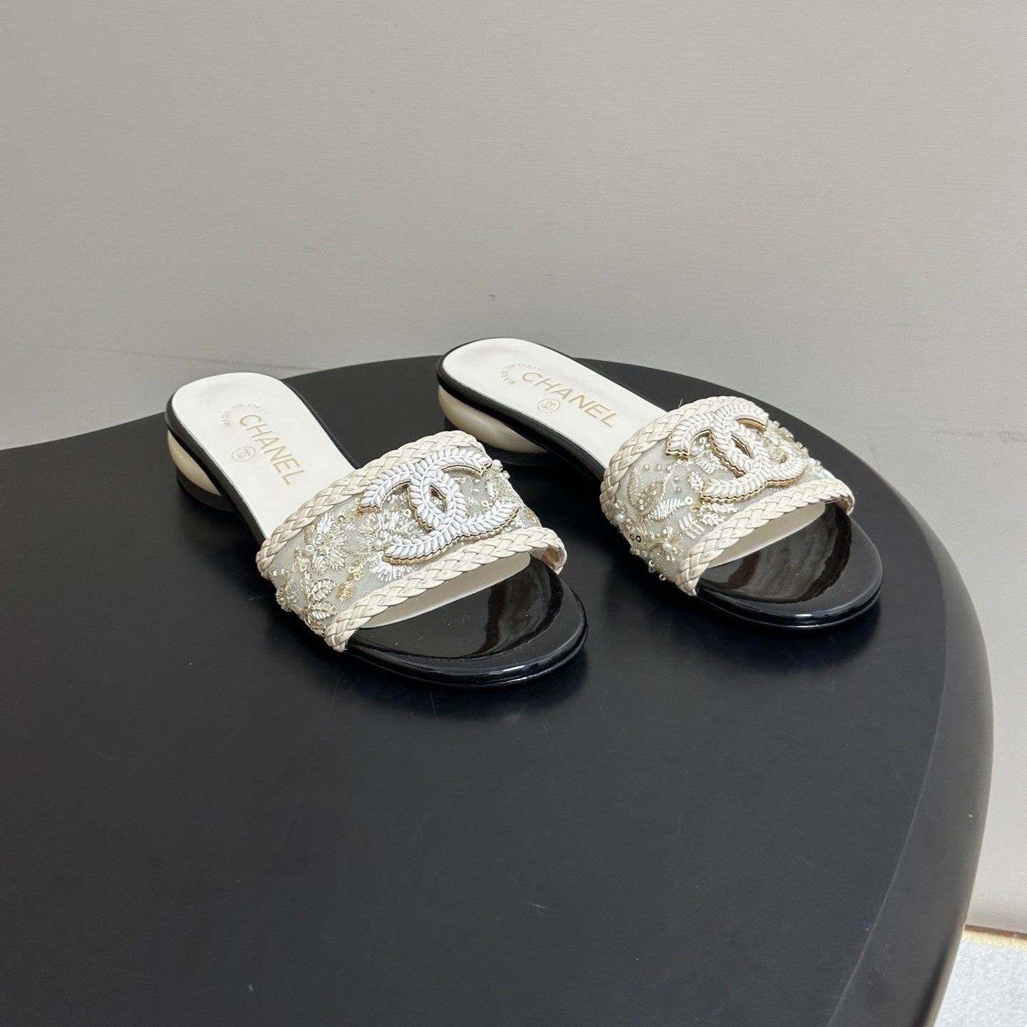 CC 26s Giant Pearl Flat Sandals Cream Black Patent Leather Fabric 933130