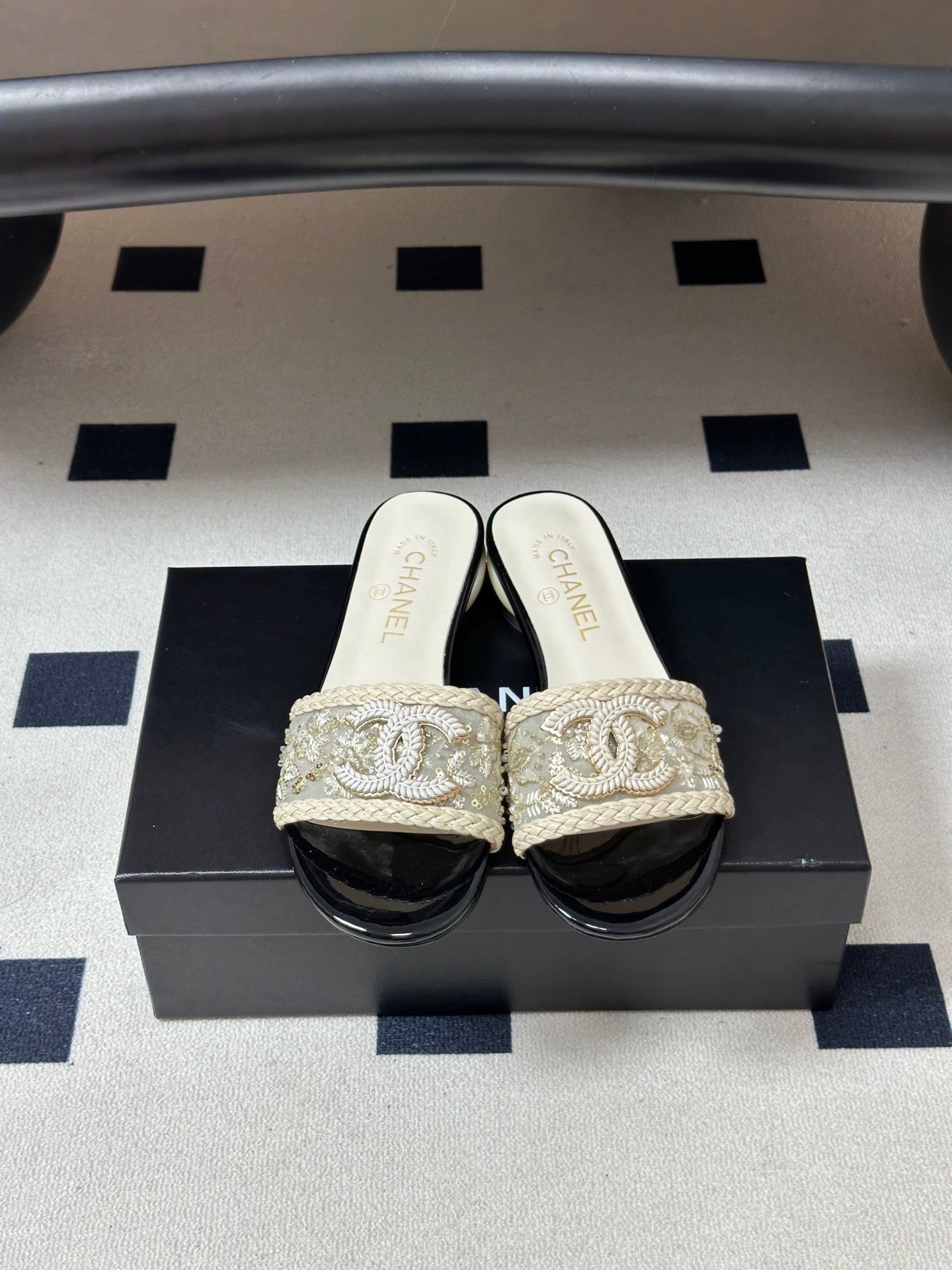 CC 26s Giant Pearl Flat Sandals Cream Black Patent Leather Fabric 933130