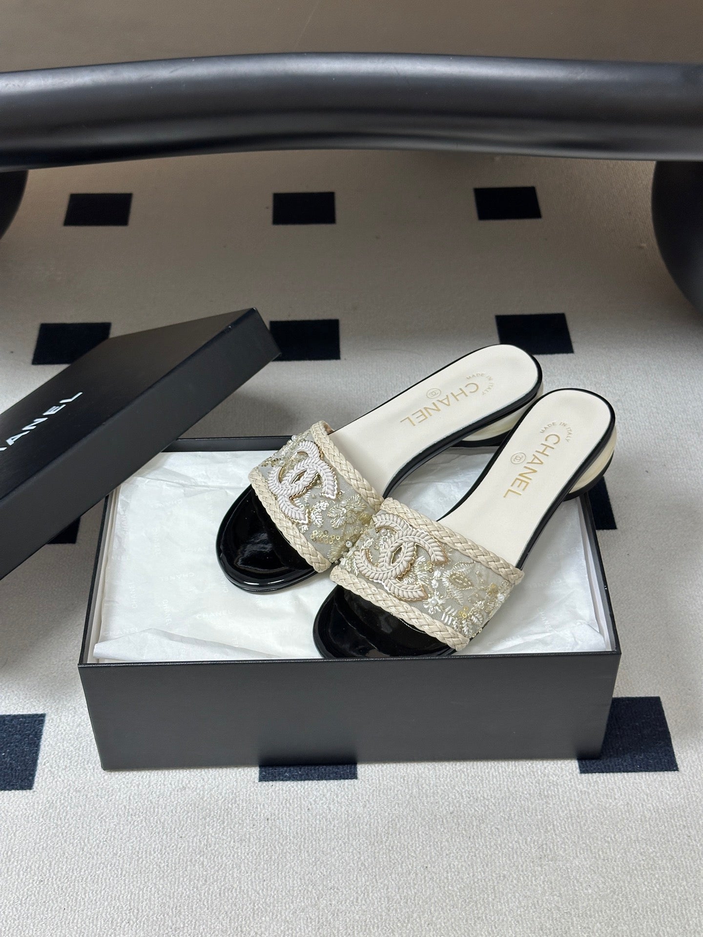 CC 26s Giant Pearl Flat Sandals Cream Black Patent Leather Fabric 933130