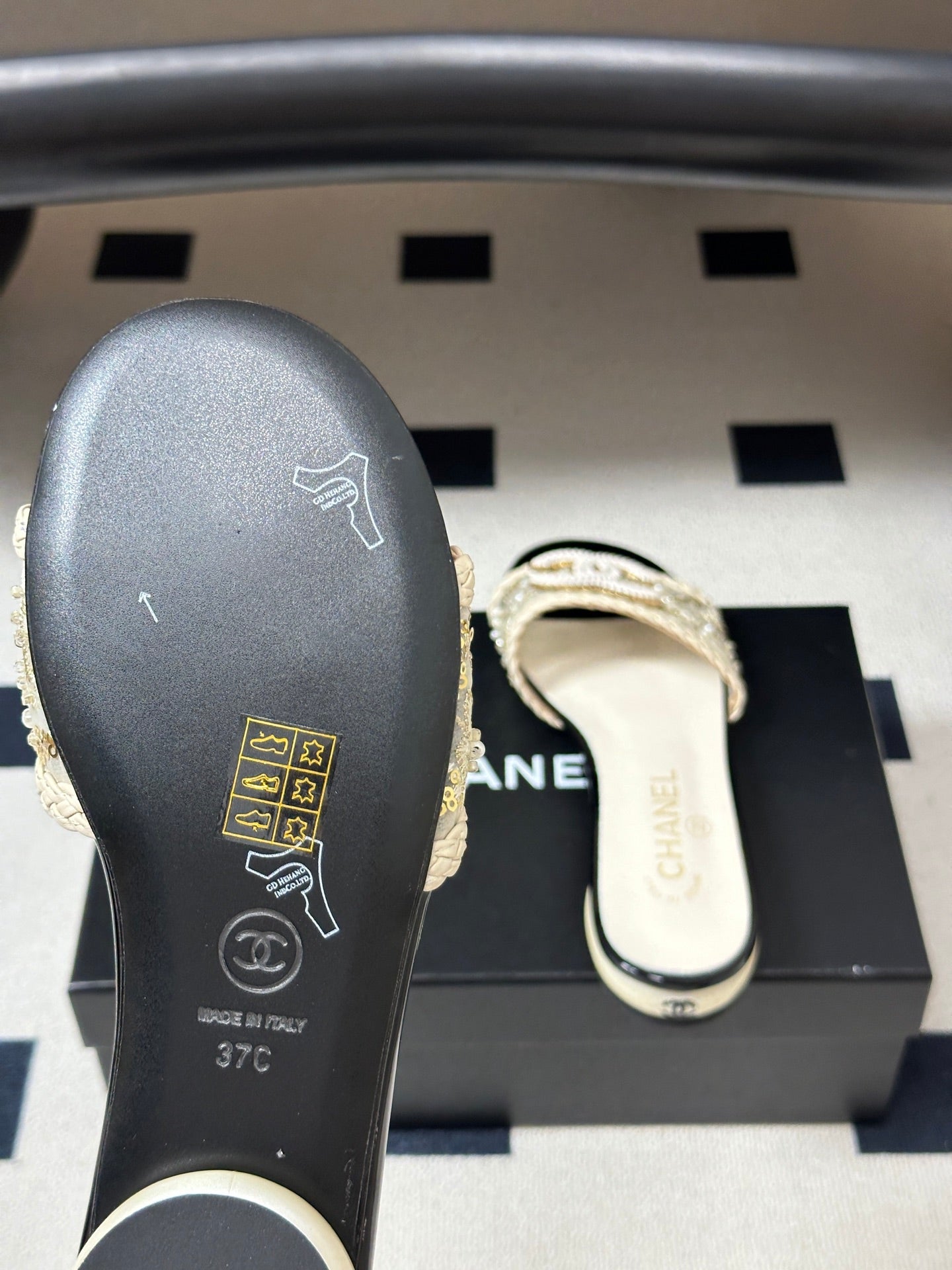 CC 26s Giant Pearl Flat Sandals Cream Black Patent Leather Fabric 933130