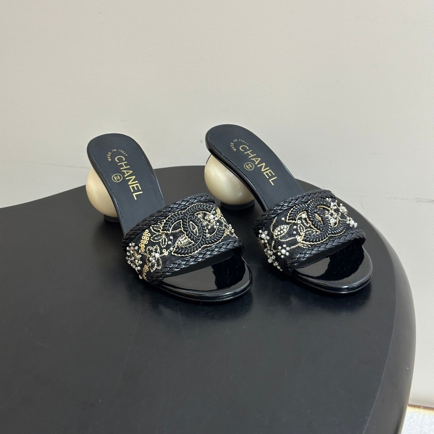 CC 26s Giant Pearl Heel Sandals Black Patent Leather Fabric 933131