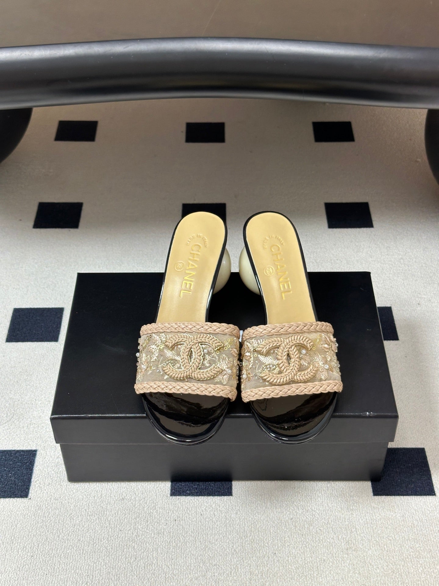 CC 26s Giant Pearl Heel Sandals Cream Beige Patent Leather Fabric 933132