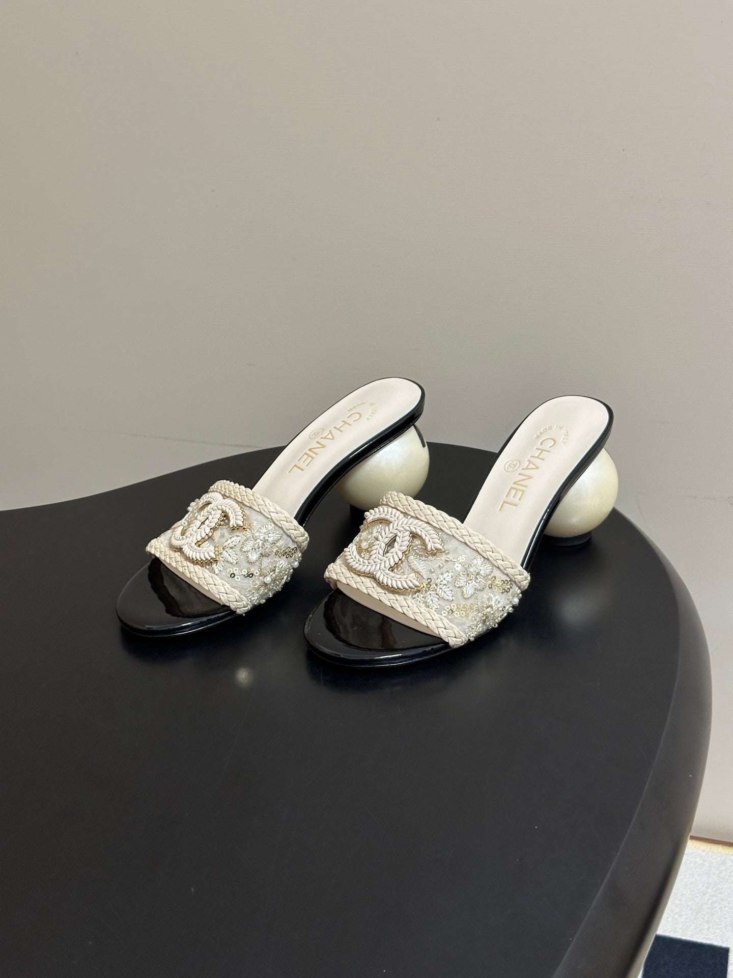 CC 26s Giant Pearl Heel Sandals Cream Black Patent Leather Fabric 933133