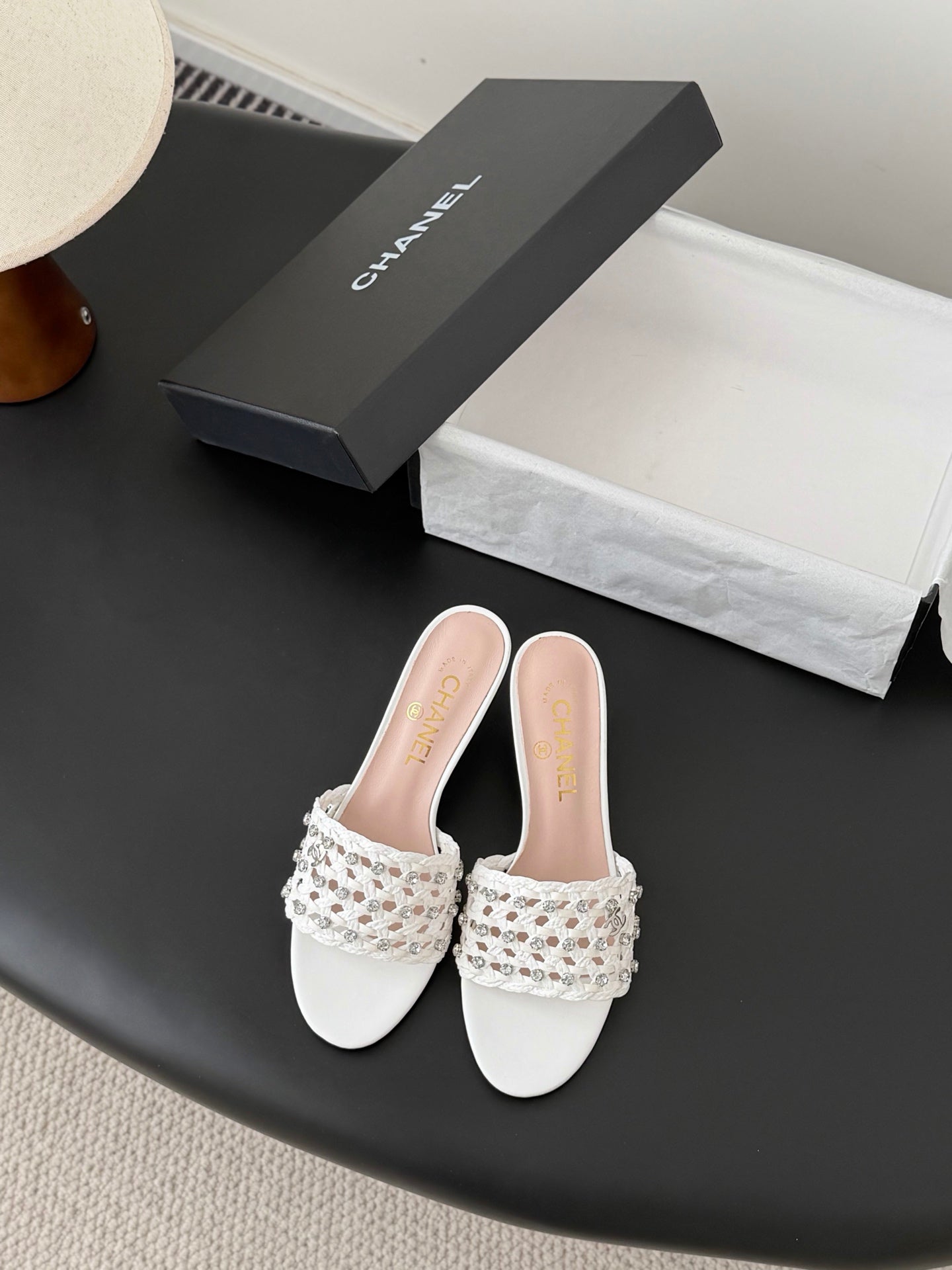 CC 26SS Sandals White Woven Lambskin 670633