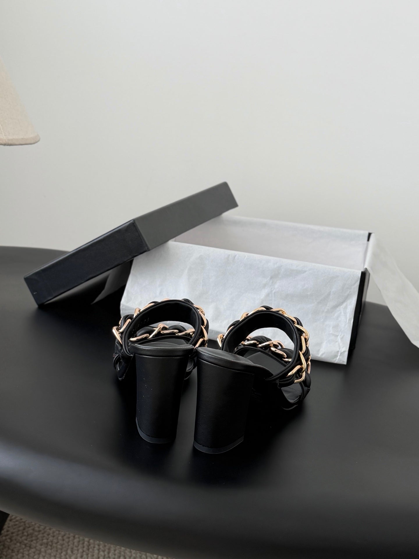 CC 26ss Chain Slippers Black Sheepskin 670304