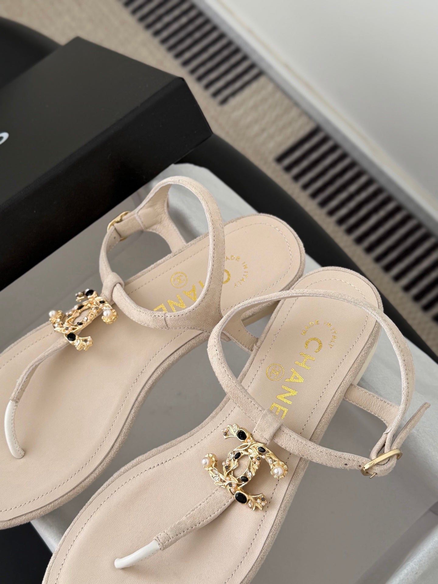 CC Strappy Sandals White Suede Sheepskin 670388