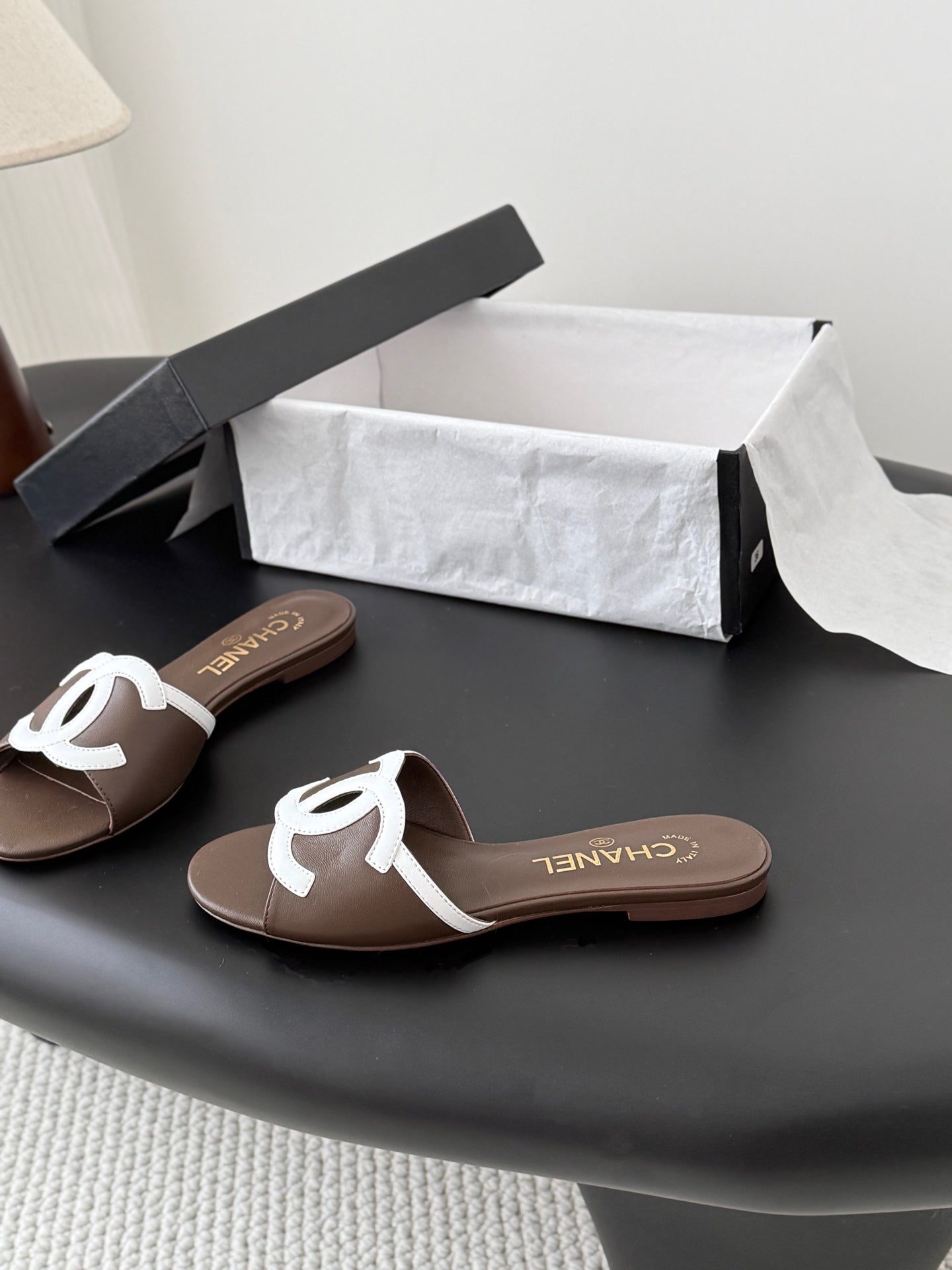 CC 2026 Flat Sandal White Brown Lambskin 675867