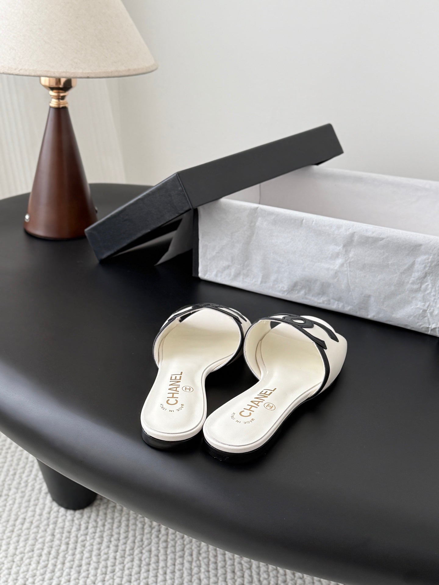 CC 2026 Flat Sandal White Black Lambskin 675868