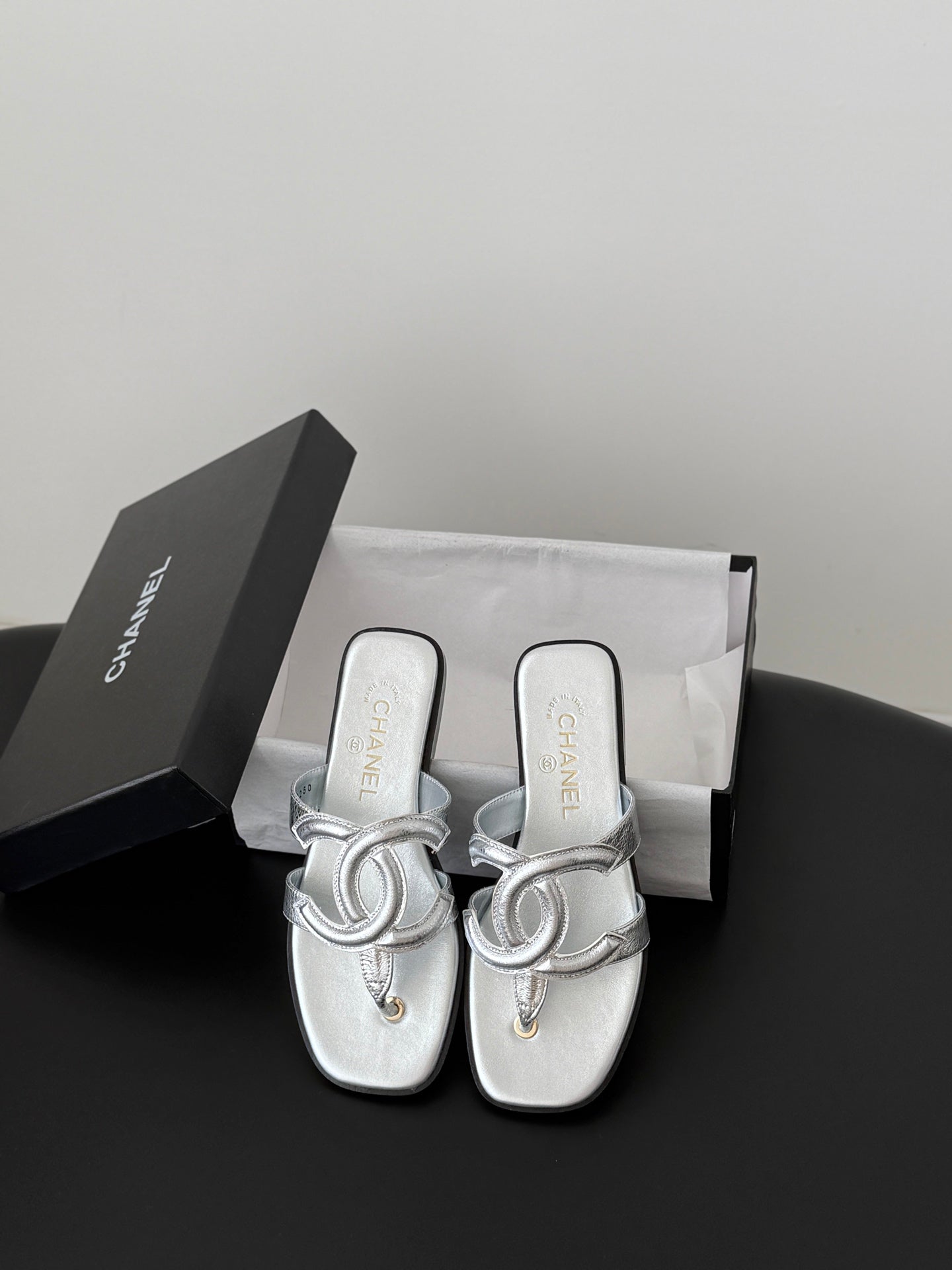 CC 26s Flip-Flops Sliver Lambskin 761301