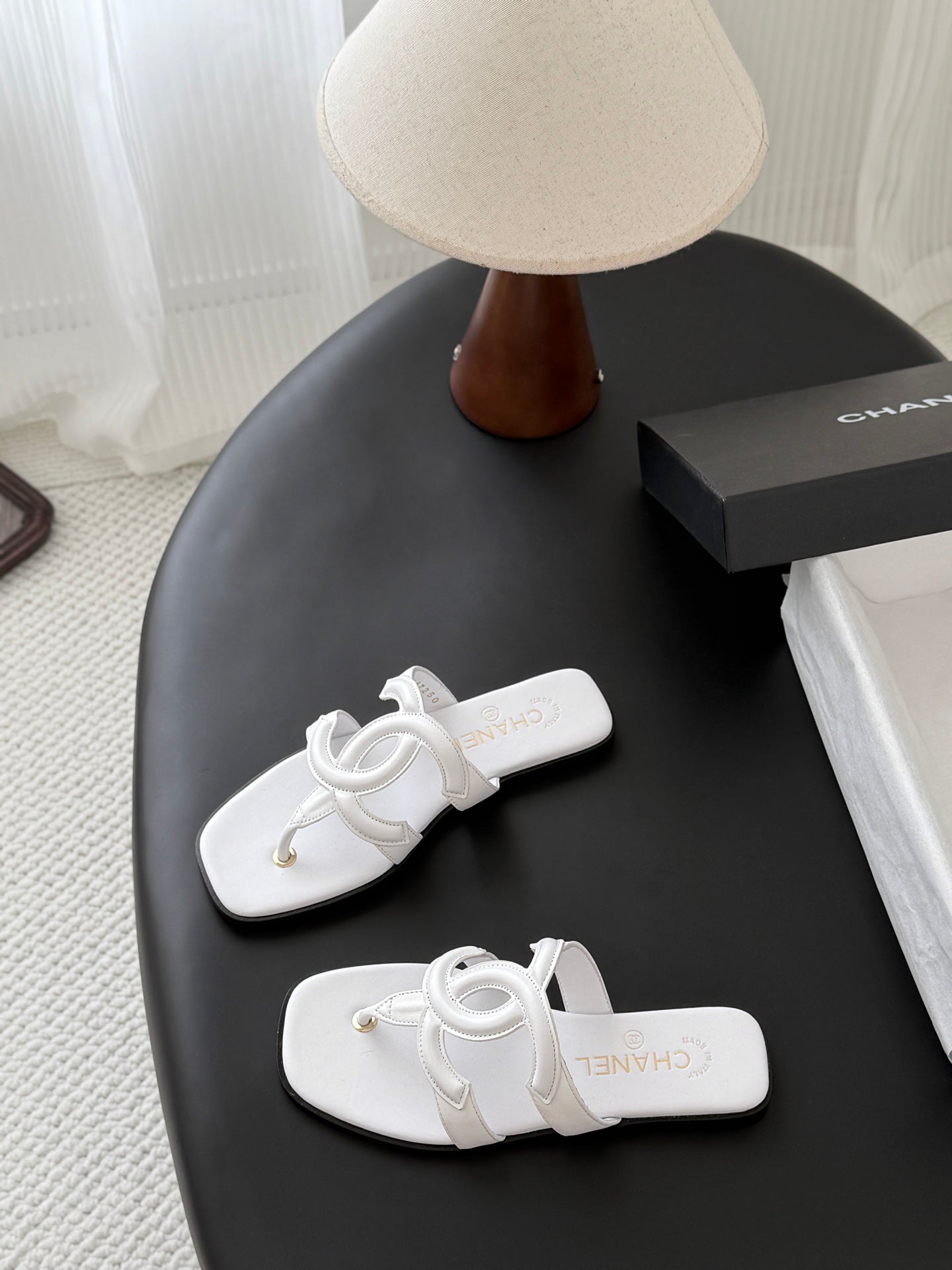 CC 26s Flip-Flops White Lambskin 761302
