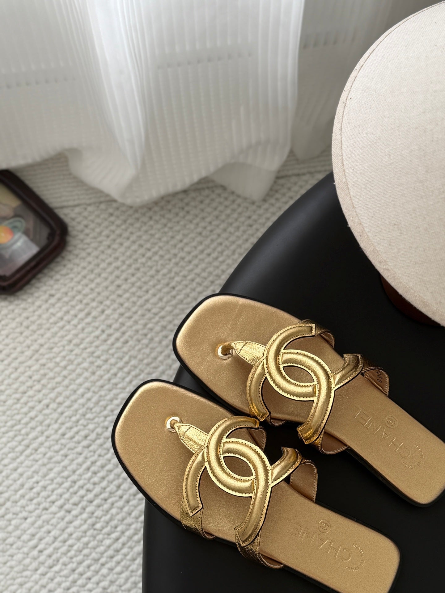 CC 26s Flip-Flops Gold Lambskin 761304