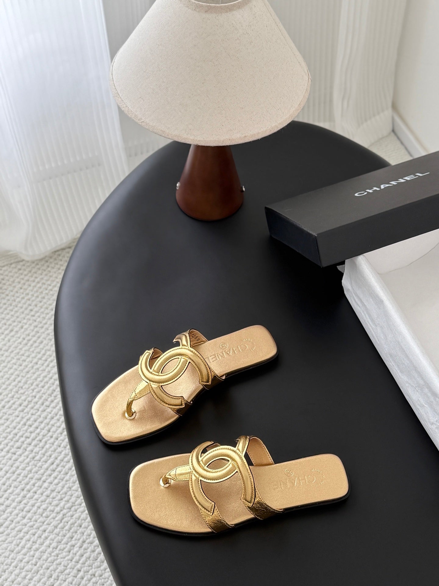 CC 26s Flip-Flops Gold Lambskin 761304