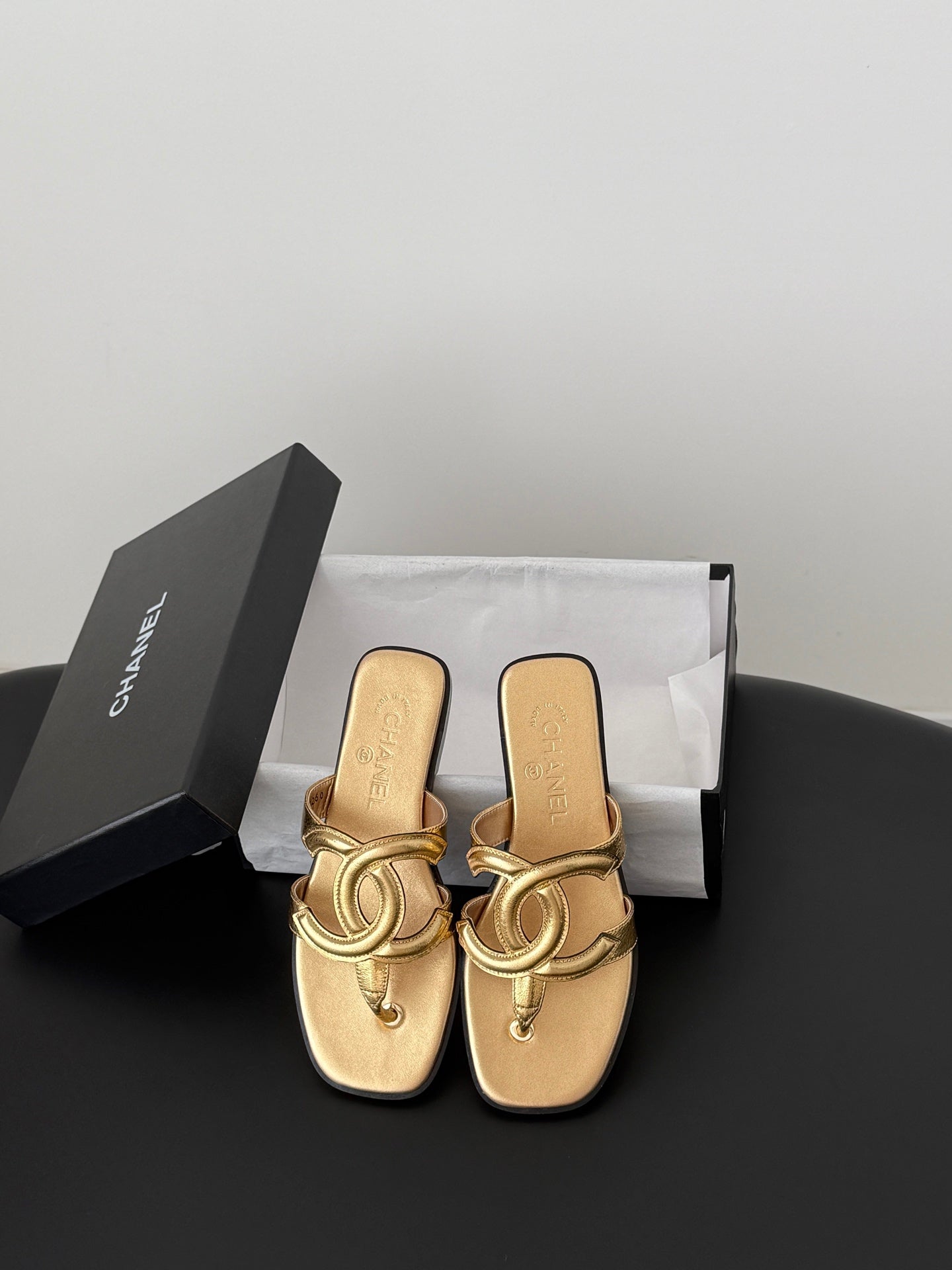 CC 26s Flip-Flops Gold Lambskin 761304