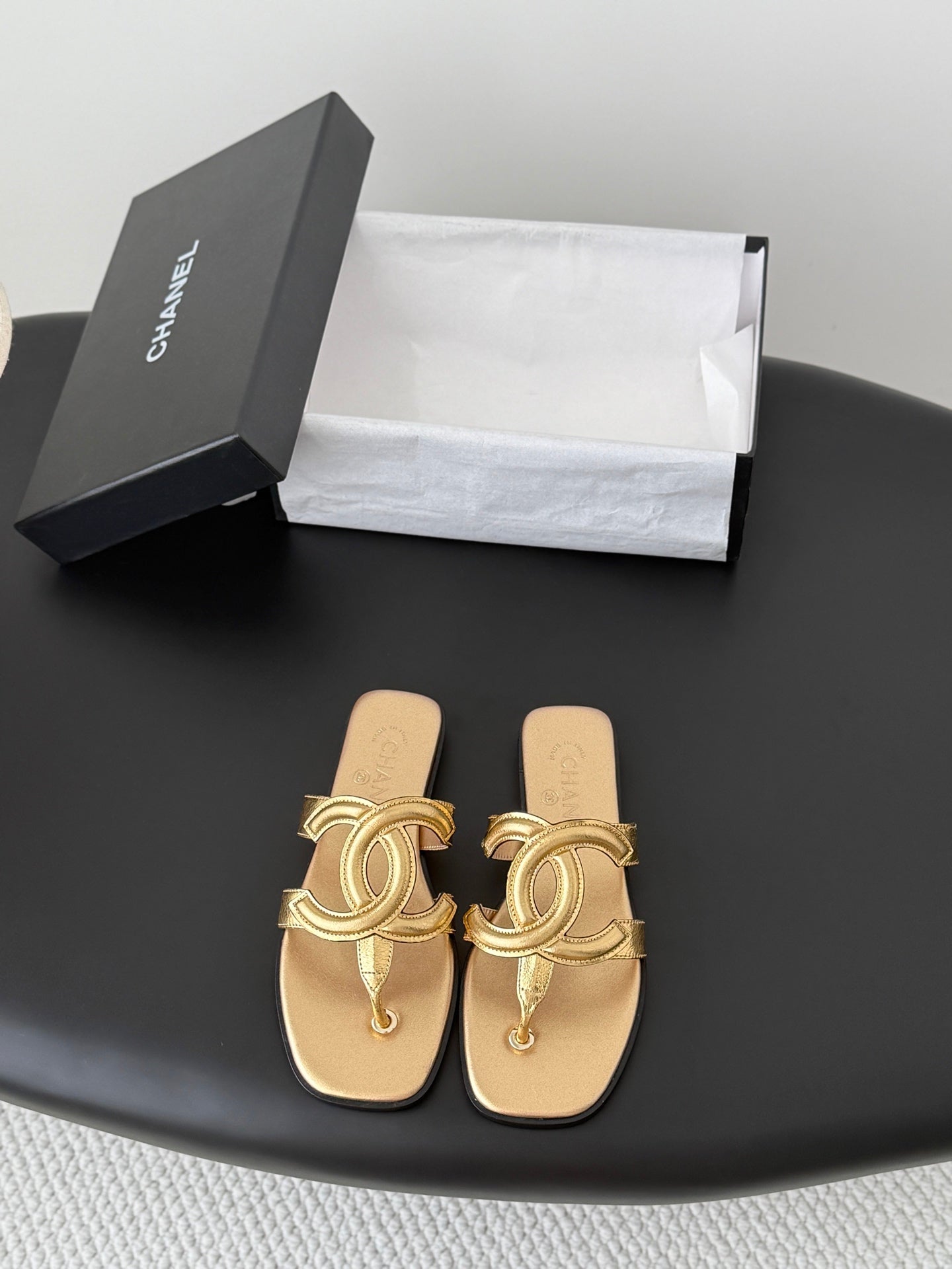 CC 26s Flip-Flops Gold Lambskin 761304