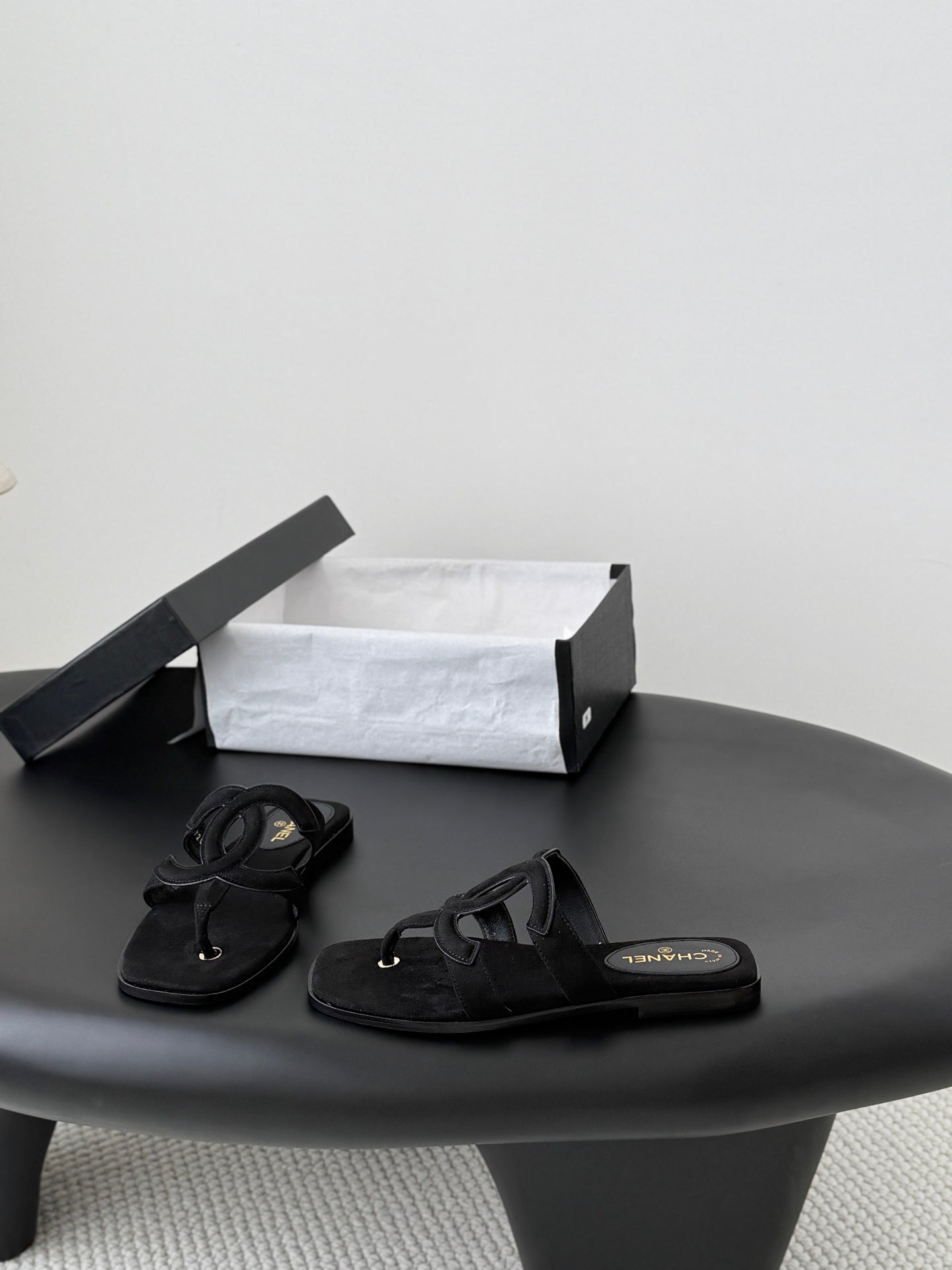 CC 26s Flip-Flops Black Suede 761306
