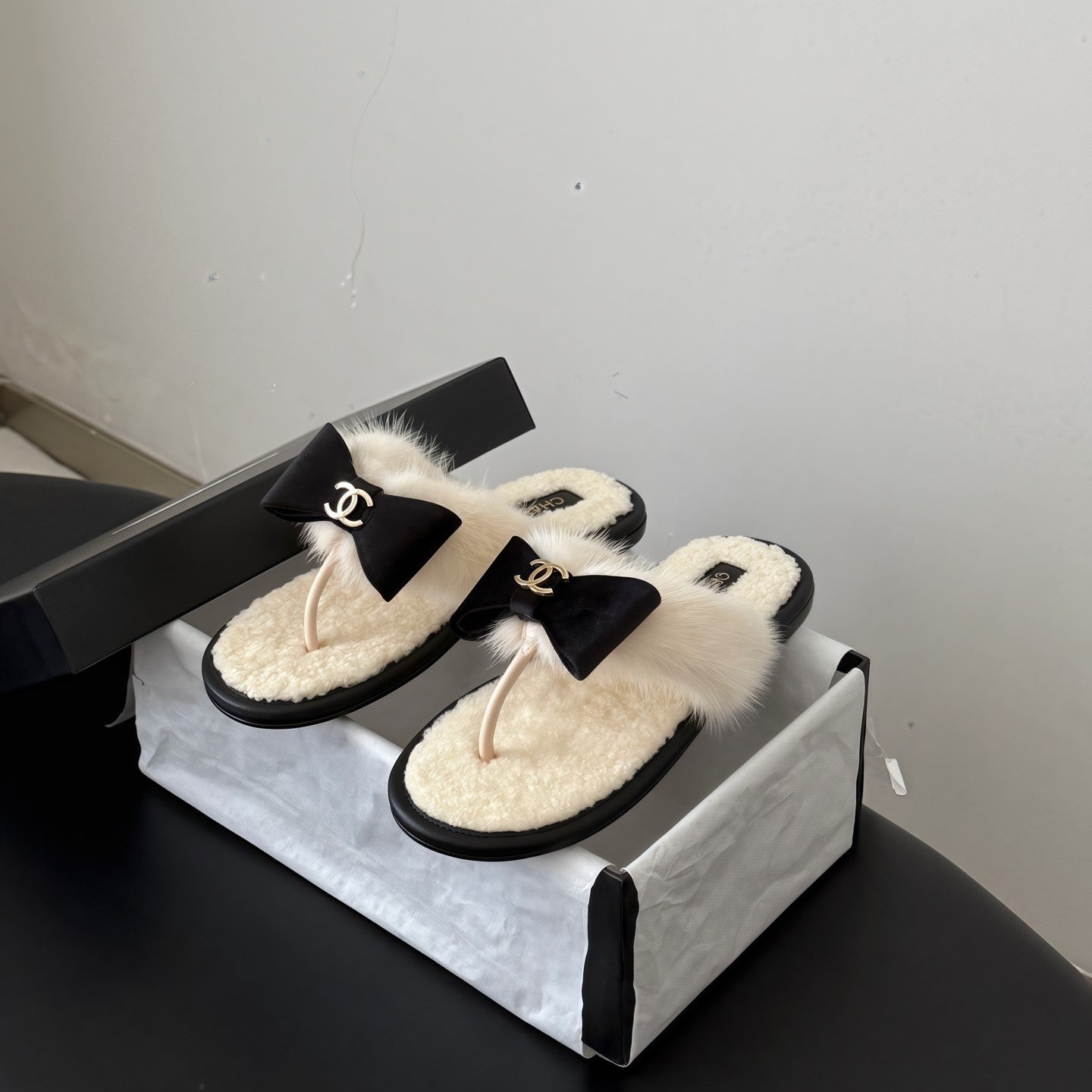 CC 26s Bowknot Thong Sandals Cream Furry Shearing 969672