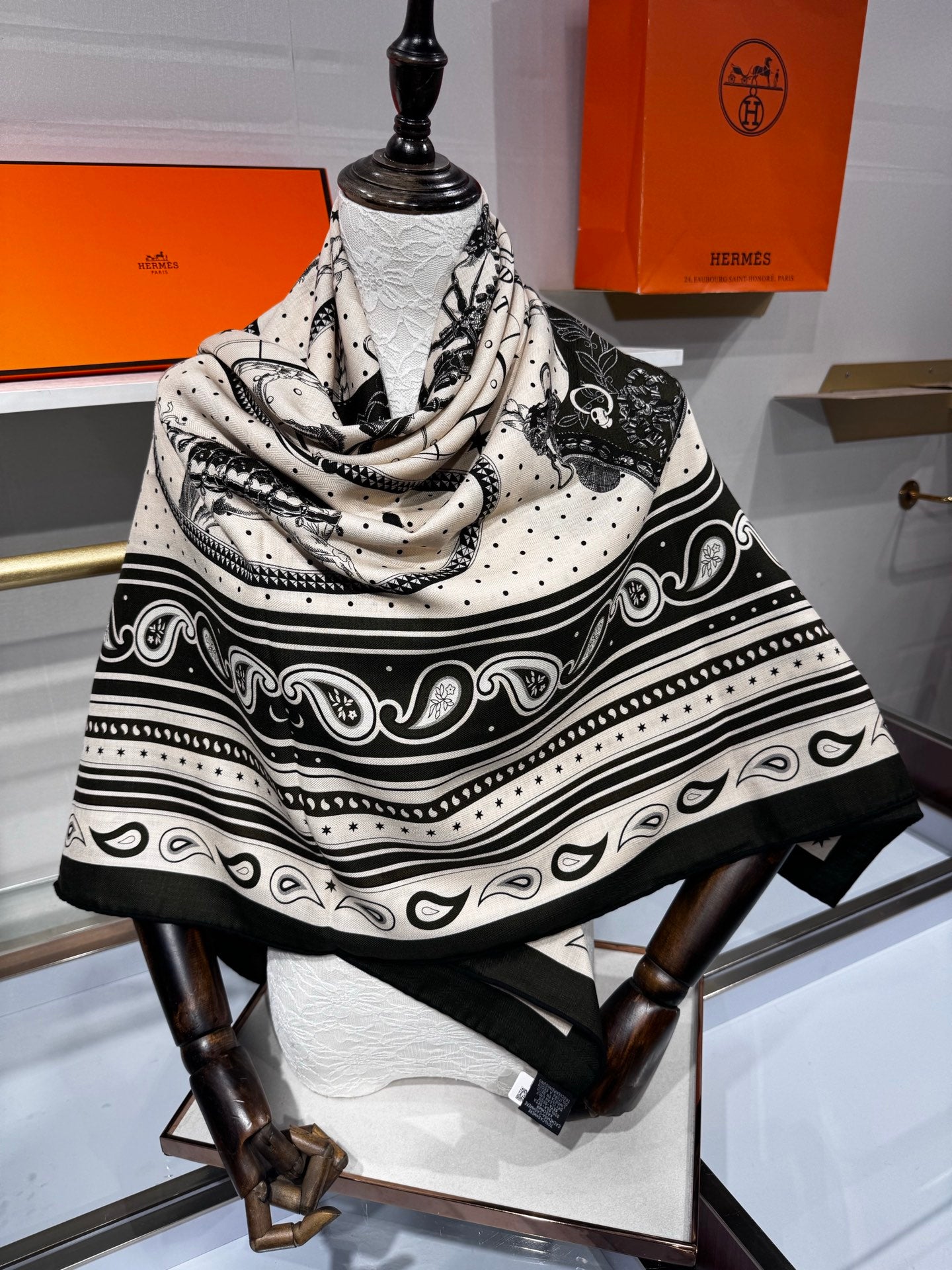 Hermès Grand Apparat Bandana Shawl 140x140cm Cream Dark Green Cashmere Silk 212699