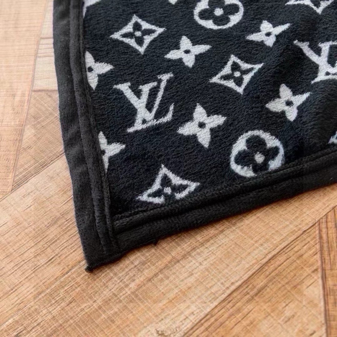 BLANKET IN BLACK MIX WHITE MONOGRAM LAMB FUR 423069