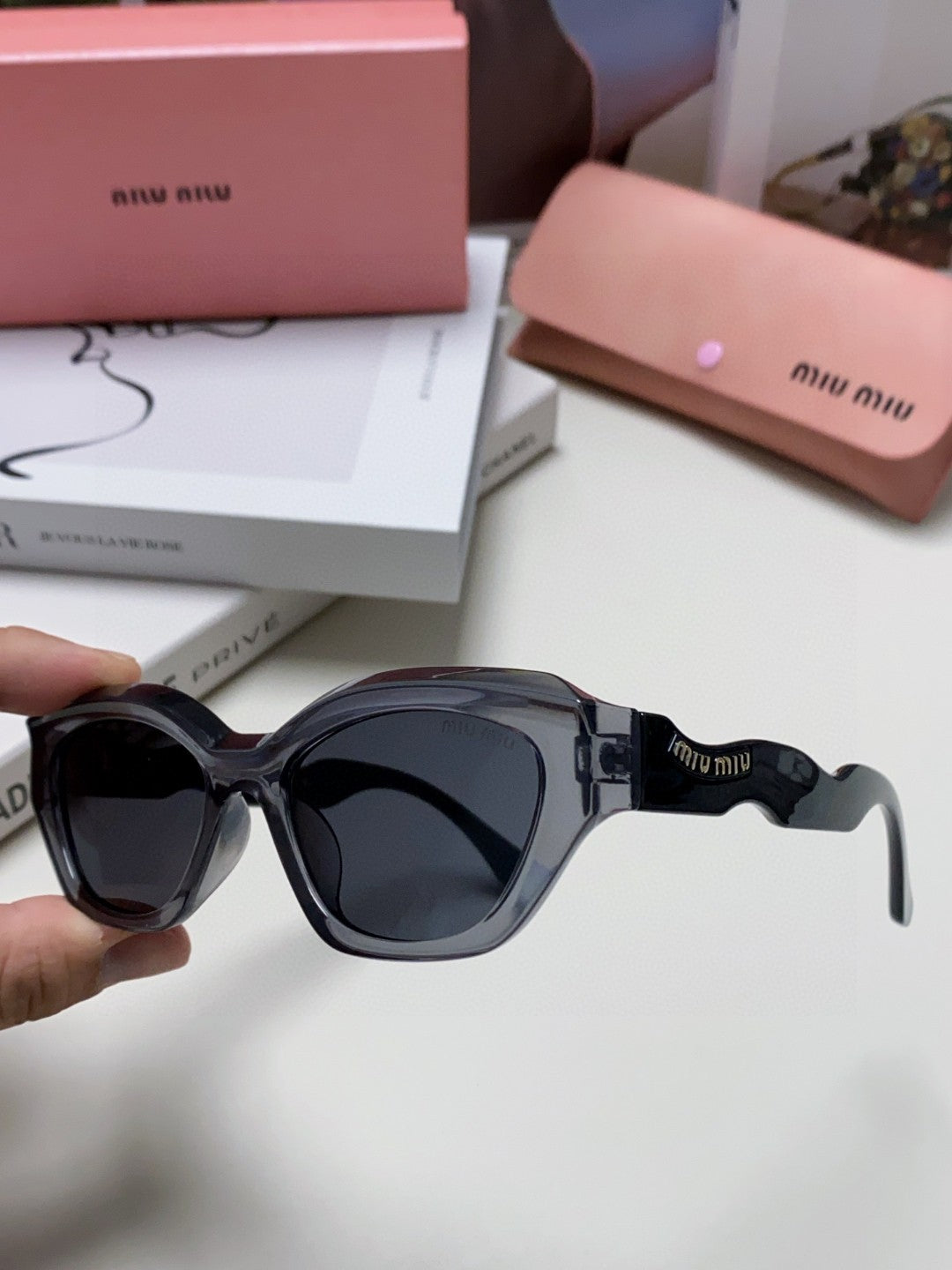 LOGO CAT EYE SUNGLASSES 513006 IN BLACK AND GREY CLEAR ACETATE WAVY FRAME