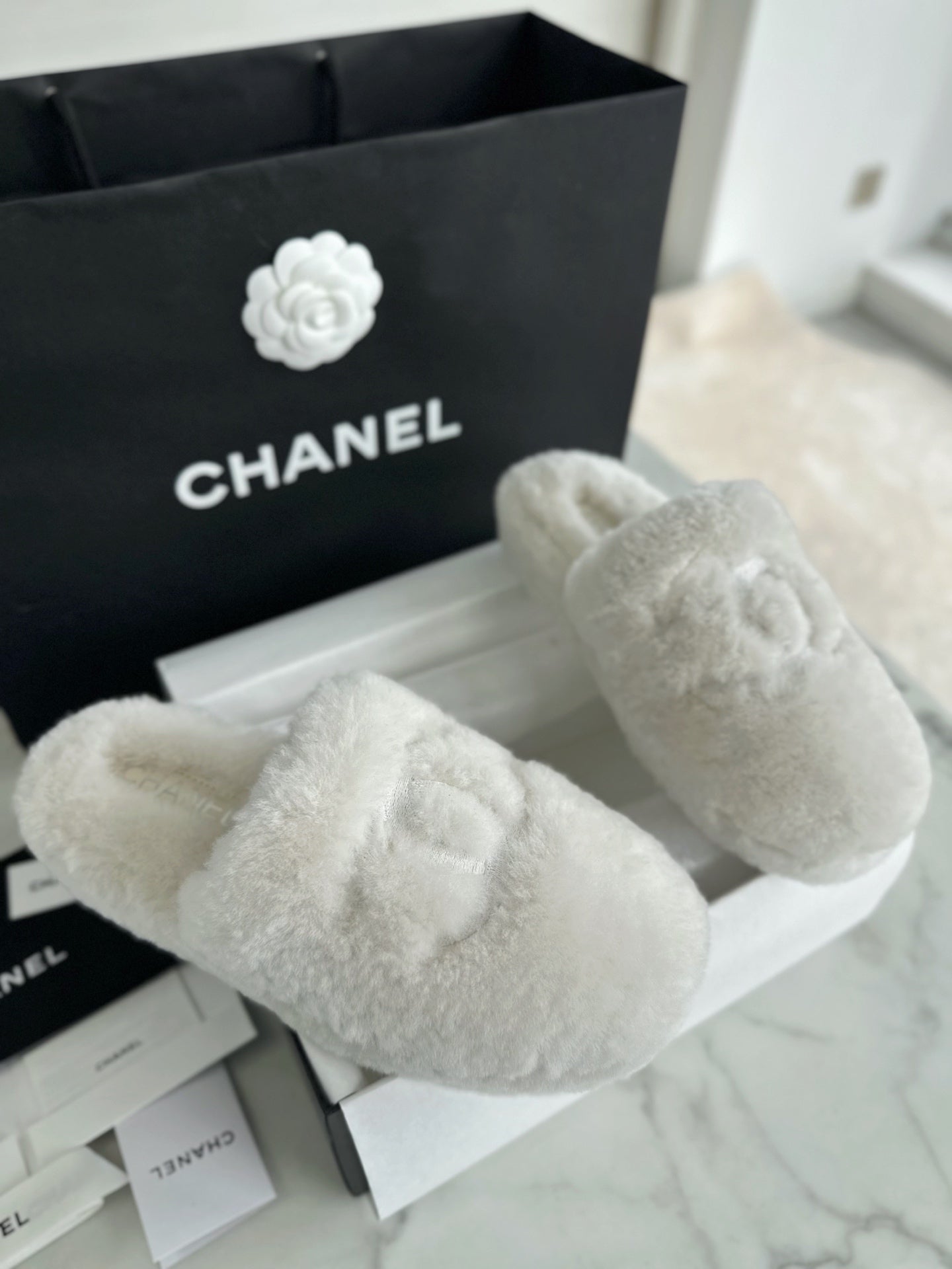 CC 26s Slippers White Shearling 964948