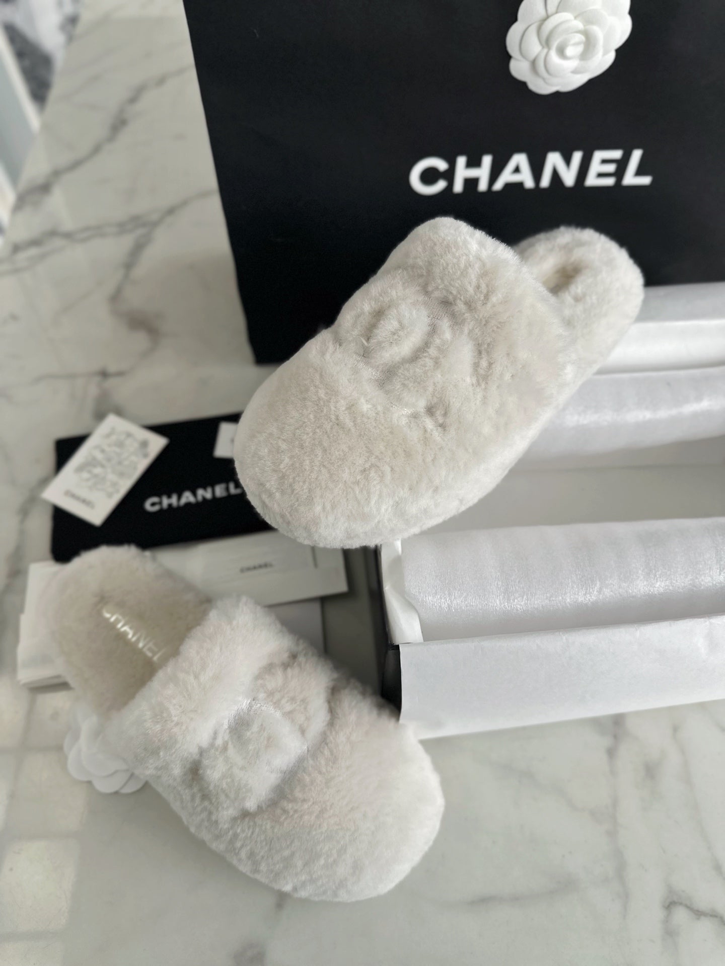 CC 26s Slippers White Shearling 964948