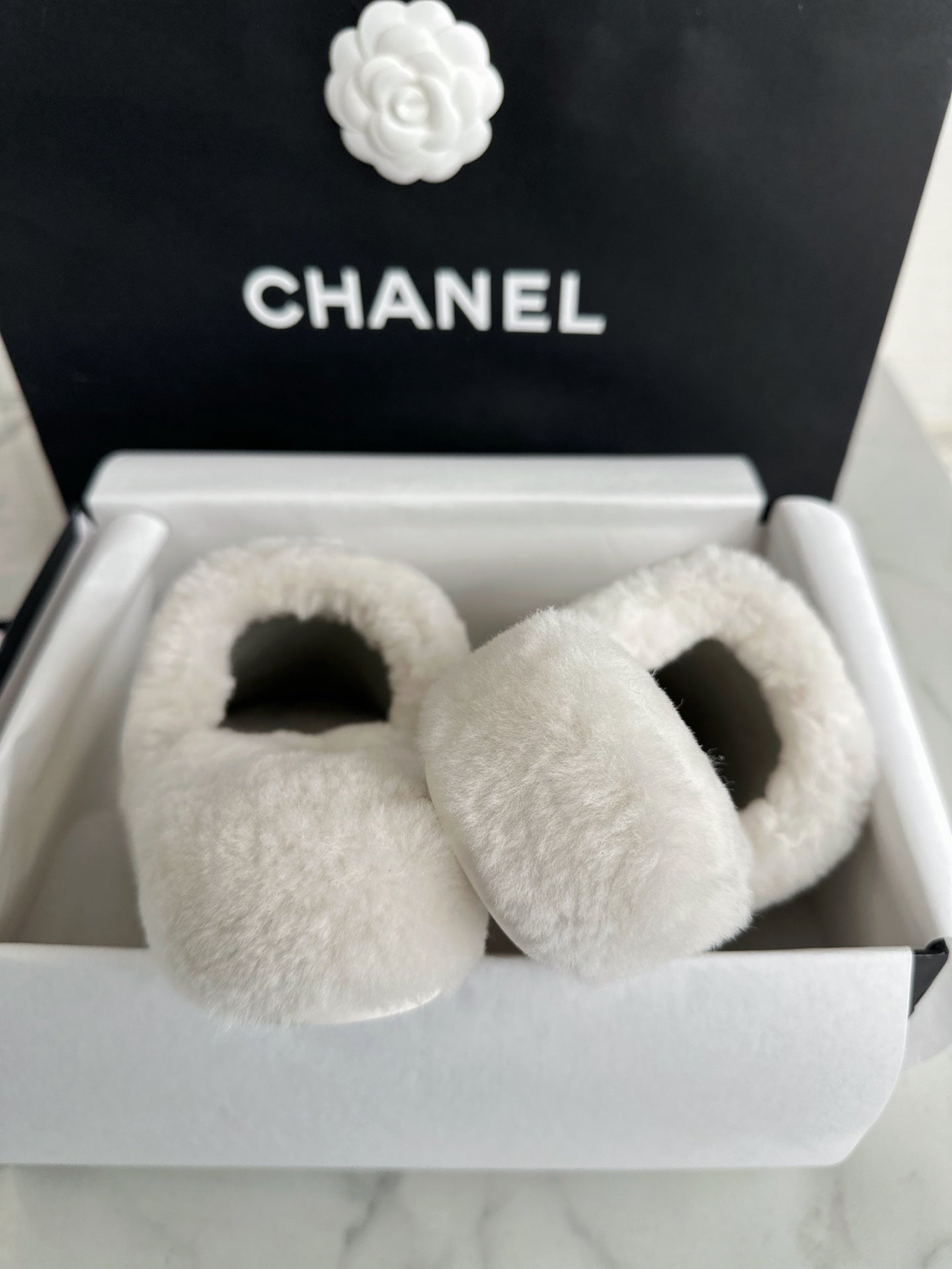CC 26s Slippers White Shearling 964948