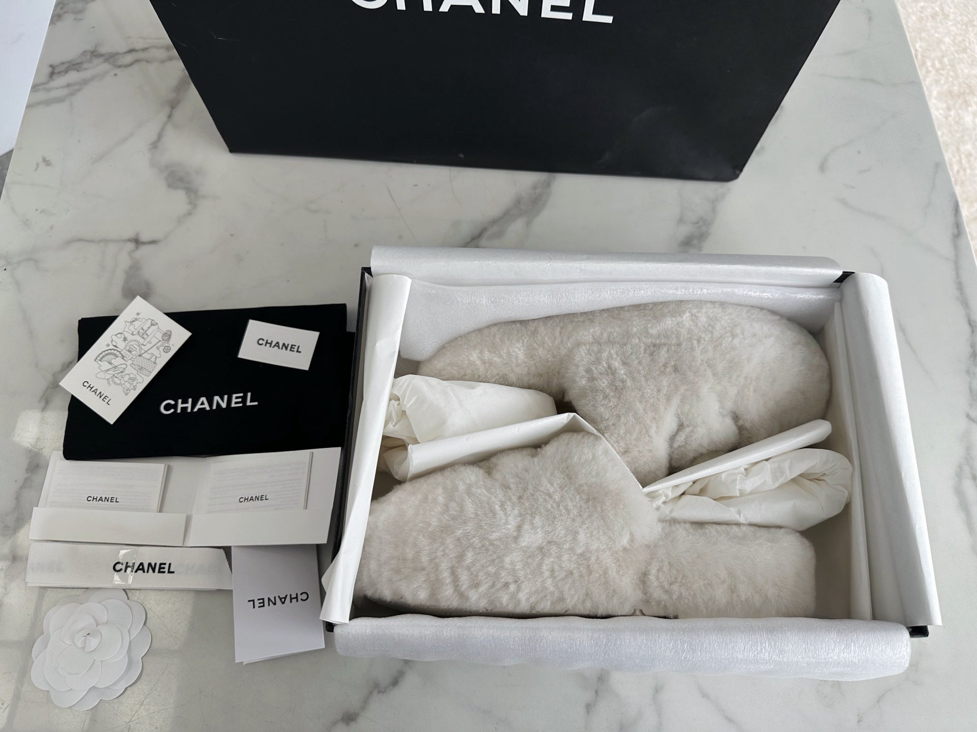 CC 26s Slippers White Shearling 964948