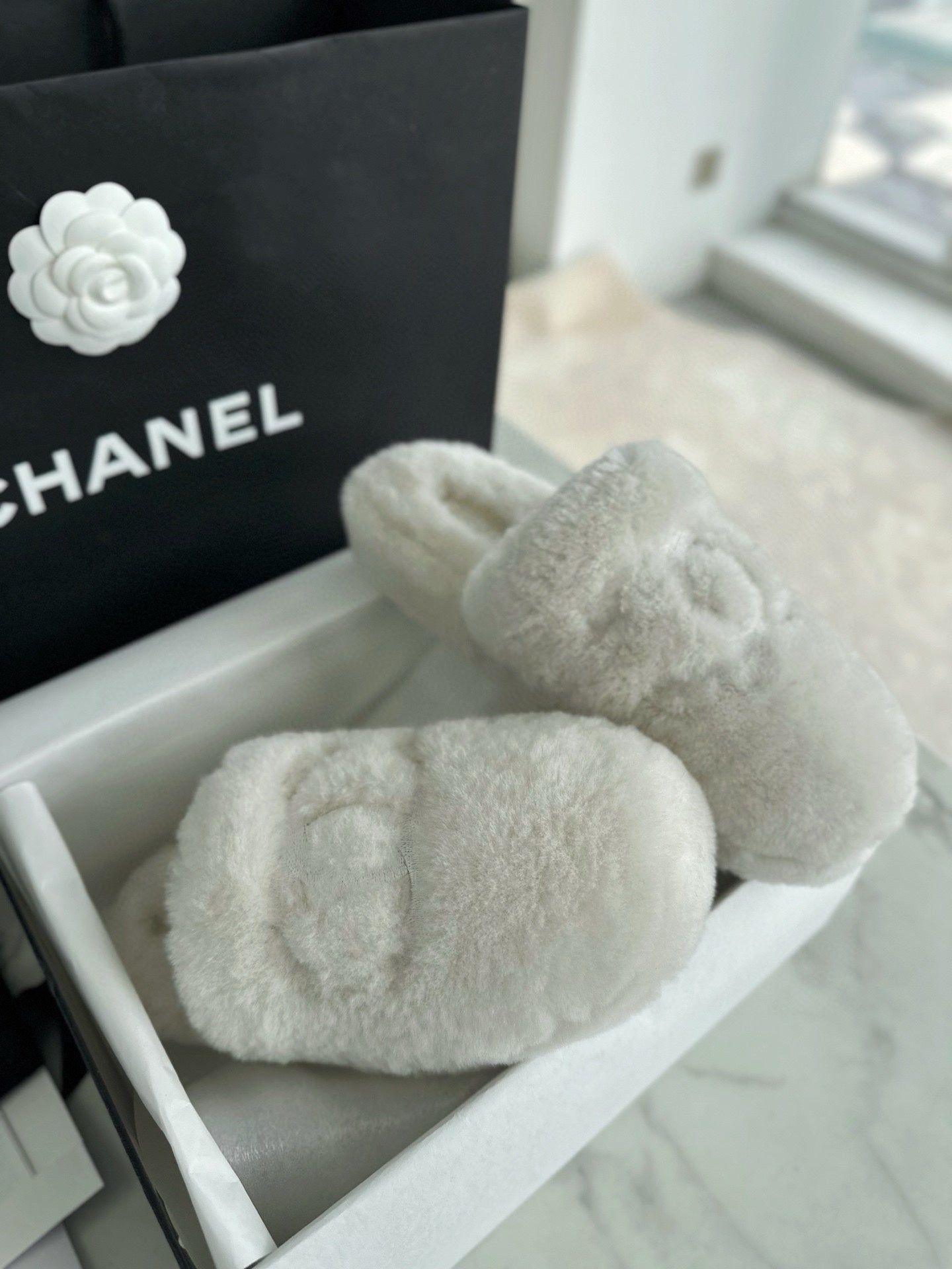 CC 26s Slippers White Shearling 964948