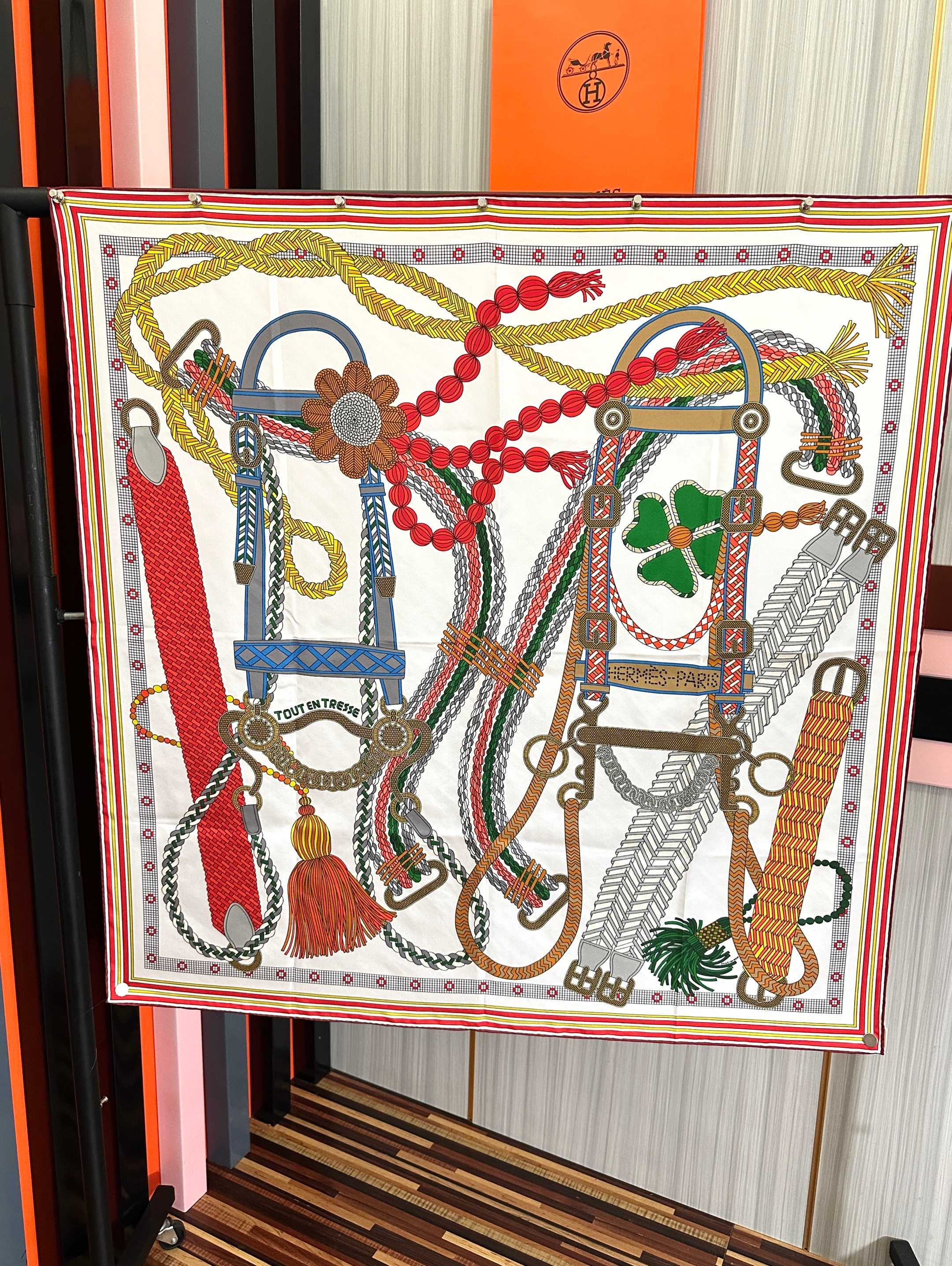 HM 26s Scarf 90 In Silk 427433