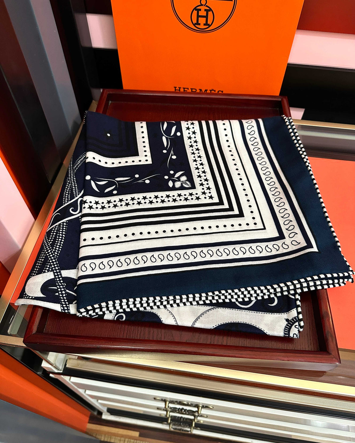 HM 26s Scarf 140 In Cashmere And Silk 476084