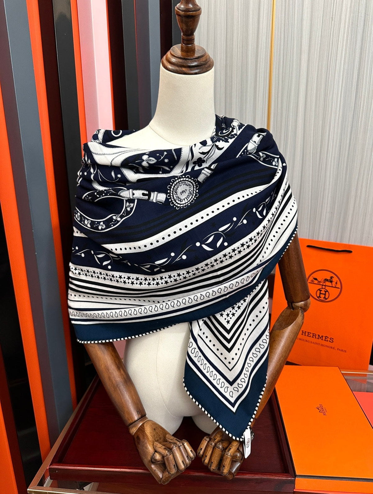 HM 26s Scarf 140 In Cashmere And Silk 476084