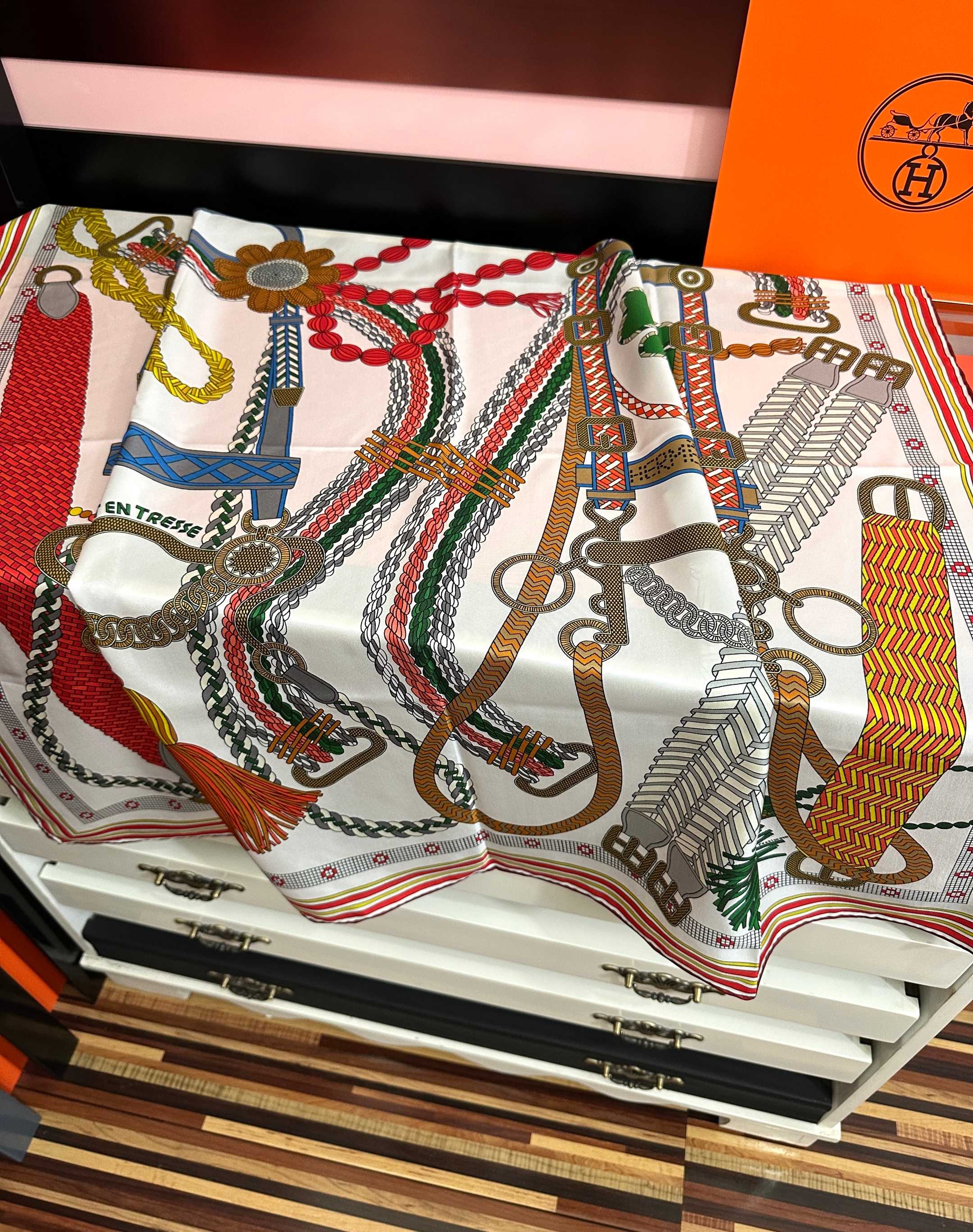 HM 26s Scarf 90 In Silk 427433